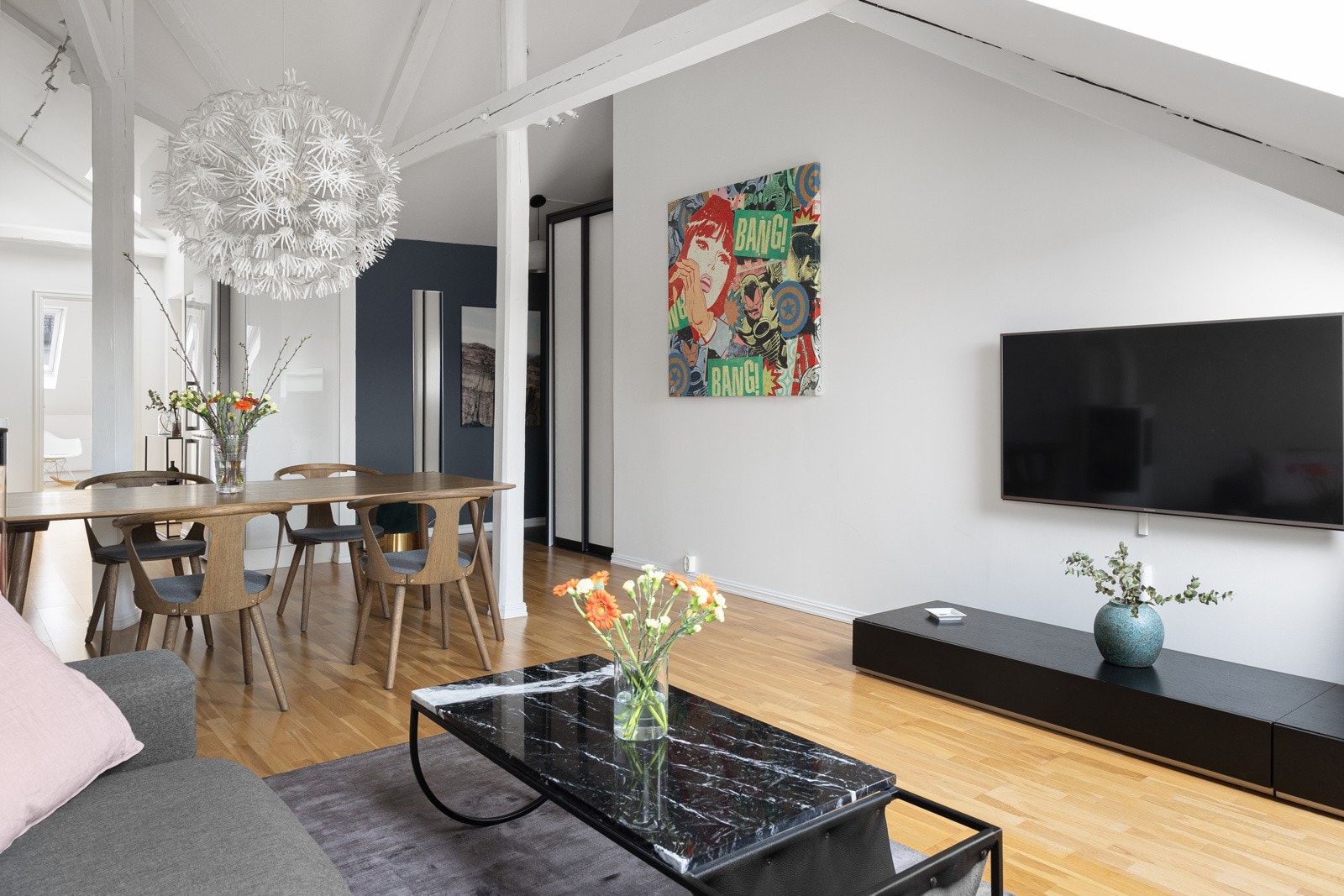 Dette er en lekker og gj. gående 2-roms loftsleilighet med terrasse Galleribilde