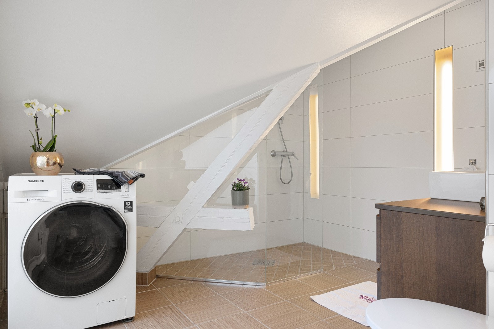 Delikat baderom med varmekabler og opplegg for vaskemaskin Galleribilde