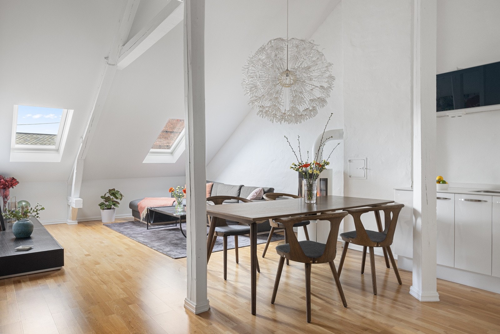 Stuen er romslig med god plass til både sofagruppe og spisebord Galleribilde