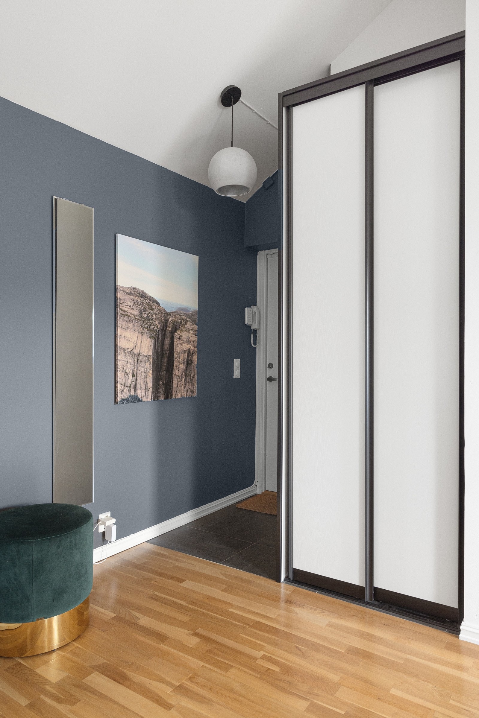 Et hyggelig inngangsparti med skyvedørsgarderobe Galleribilde