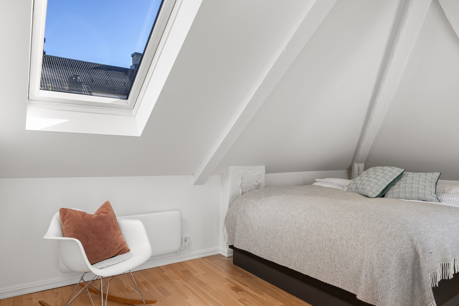 Soverommet har god plass til dobbeltseng Galleribilde