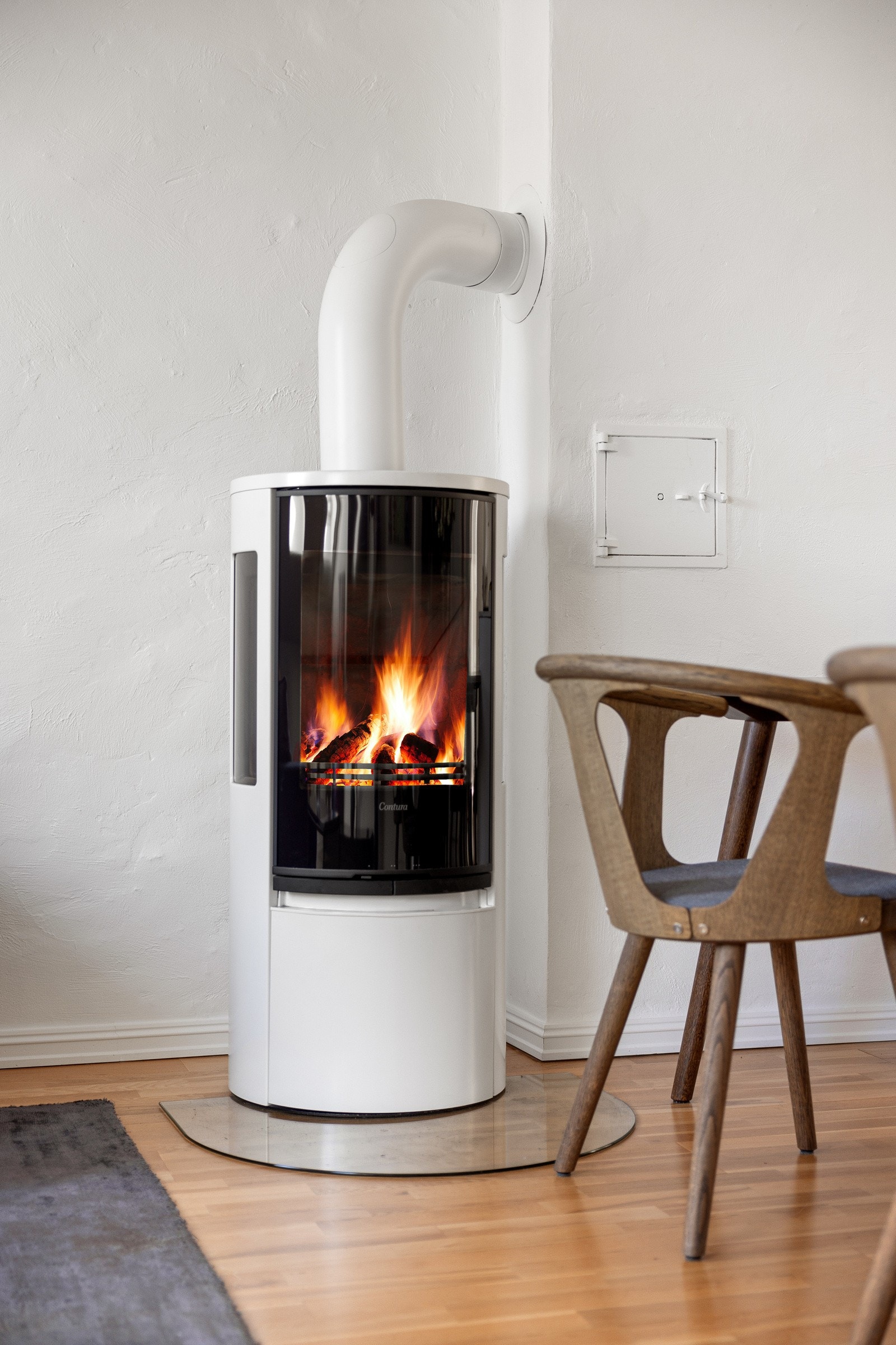 I stuen finner du en ny og moderne peisovn fra 2022 Galleribilde