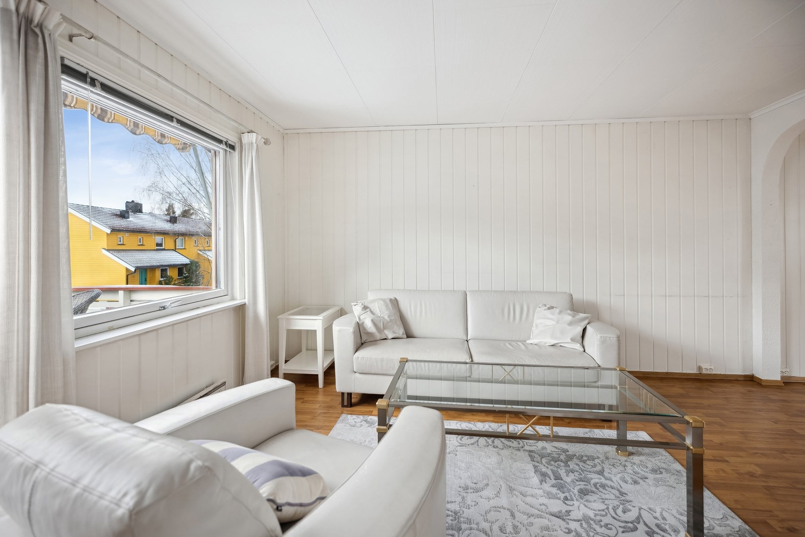 Stuen ligger vestvendt og har godt med lysinnslipp fra det store stuevinduet og terrassedøren. Galleribilde