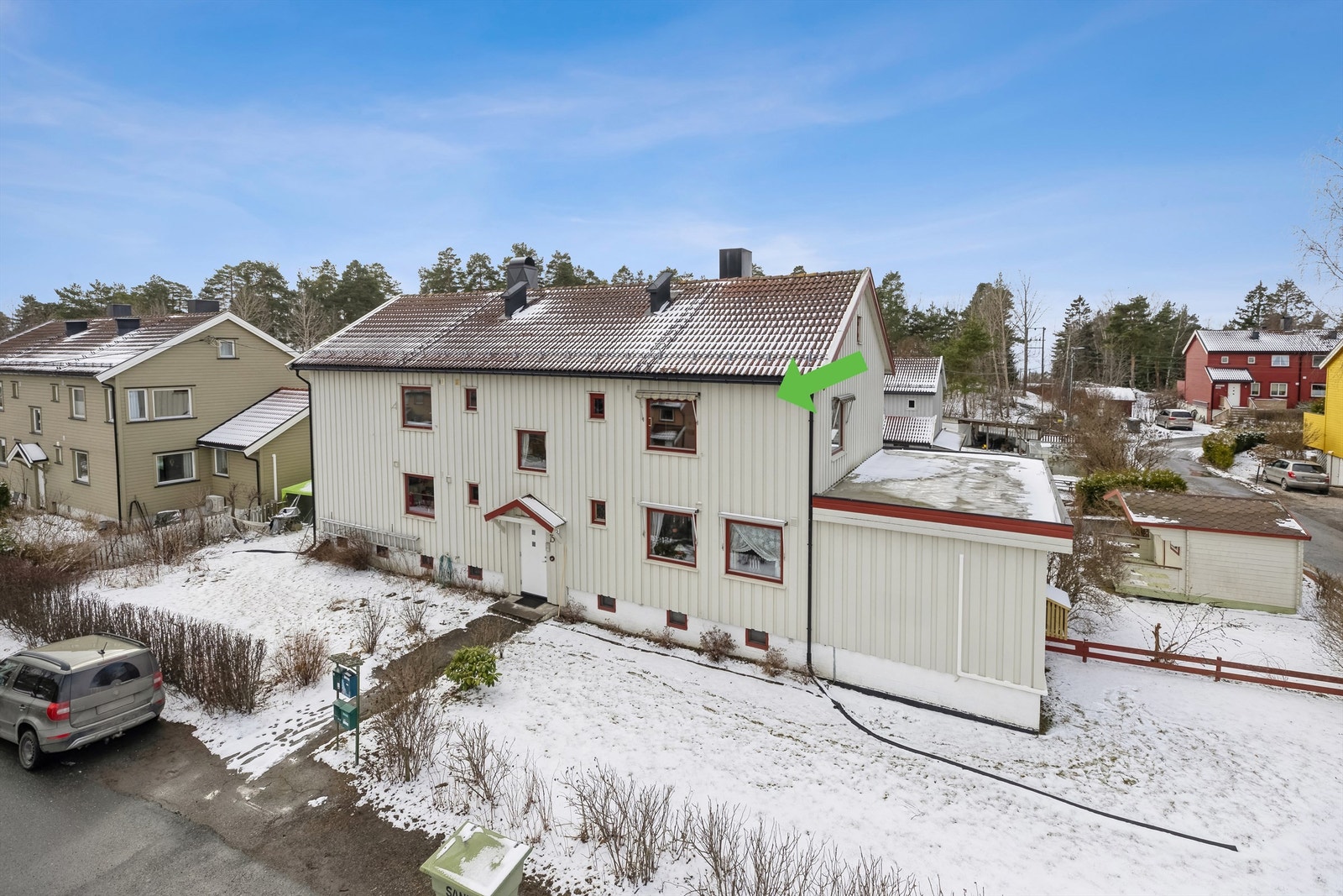 Boligen ligger høyt og luftig med kort vei til "alt". Galleribilde