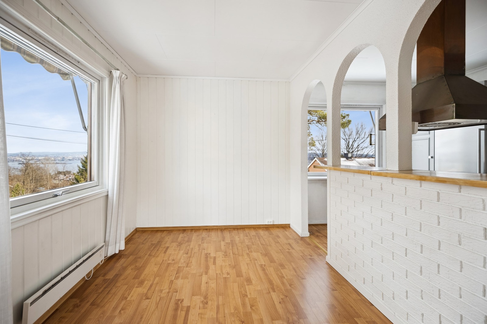 Her er det god plass til spisemøblement som innbyr til sosialt samvær med familie og venner. Galleribilde