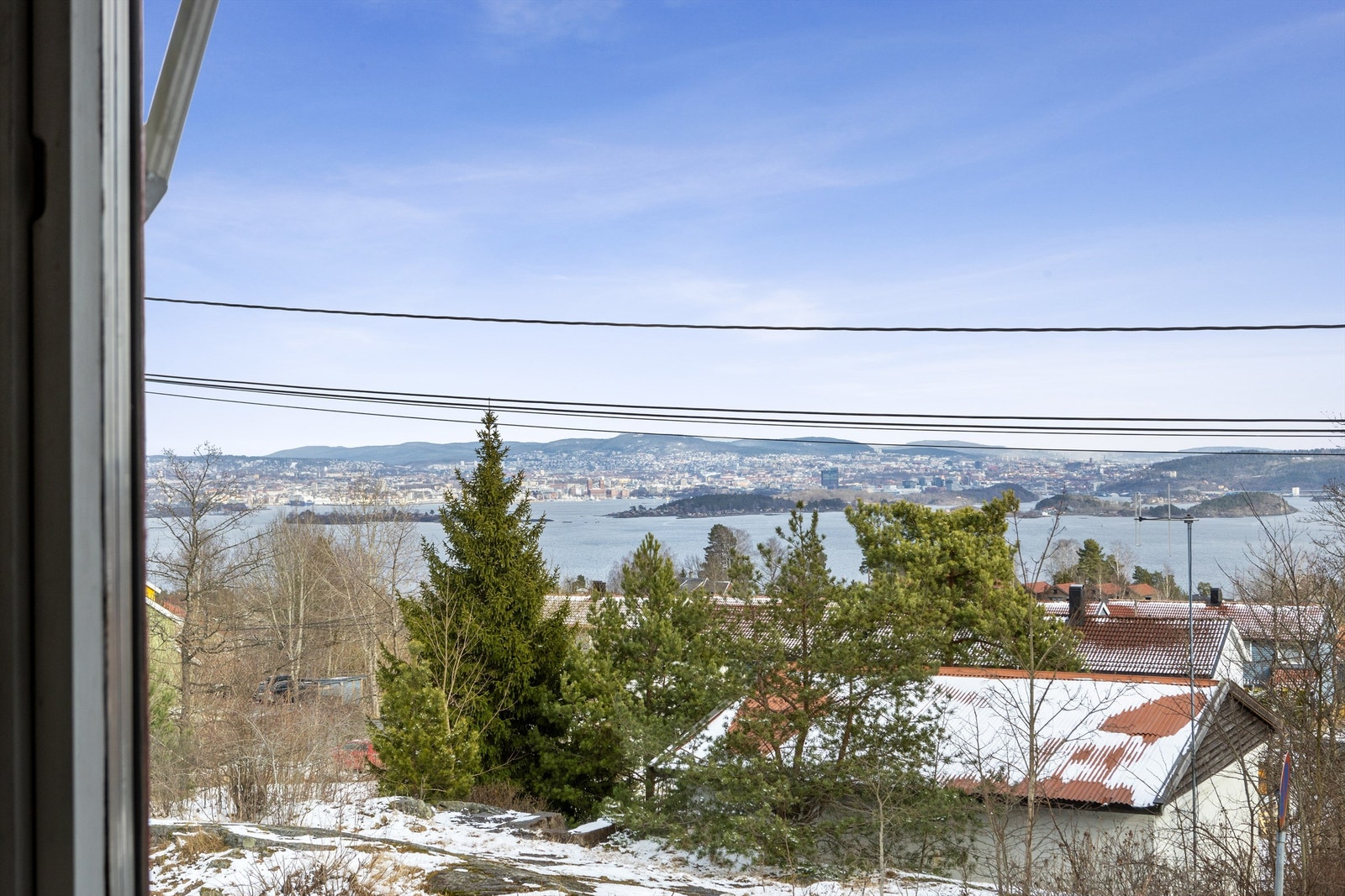 Flott utsikt mot fjorden og Oslo fra spisestuen og kjøkkenet Galleribilde
