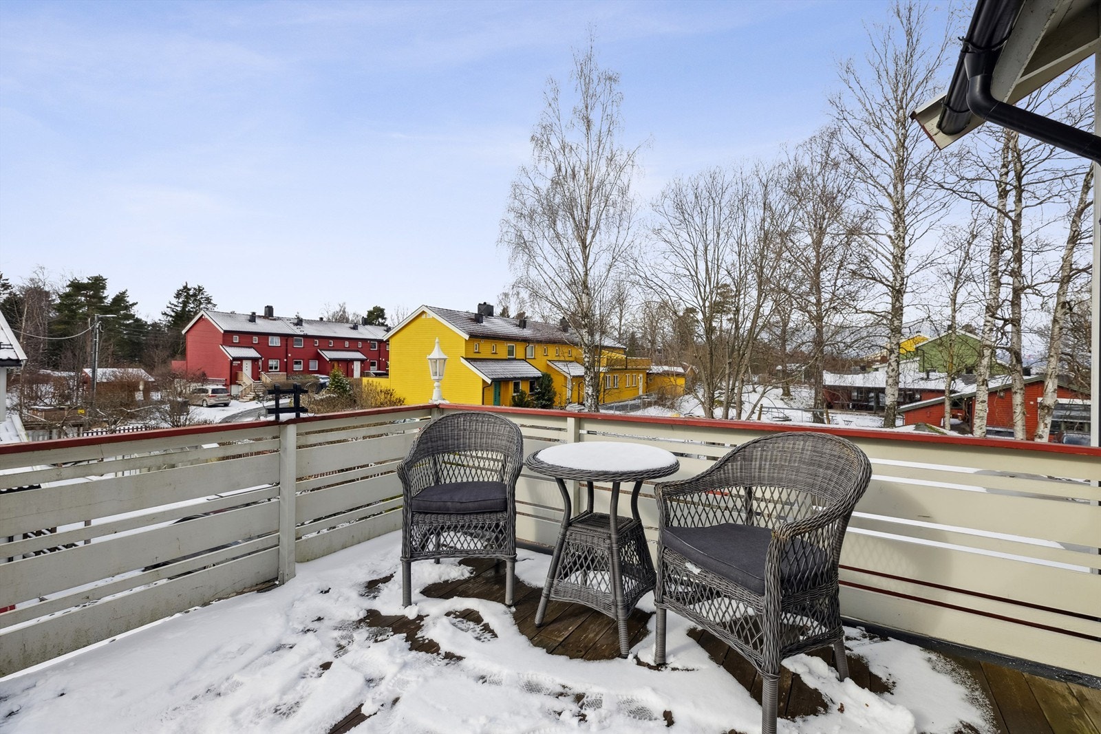 På balkongen kan man nyte fine dager og kvelder. I tillegg nordøstvendt hage. Galleribilde