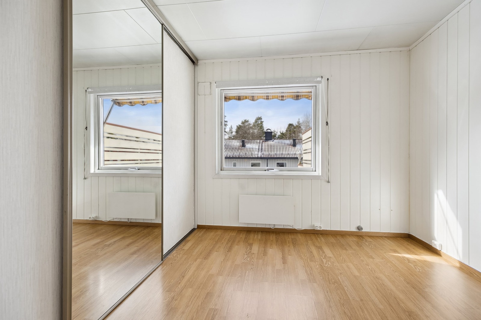 Soverommet er av god størrelse med stor skyvedørsgarderobe samt plass til en stor dobbeltseng og tilhørende nattbord. Galleribilde