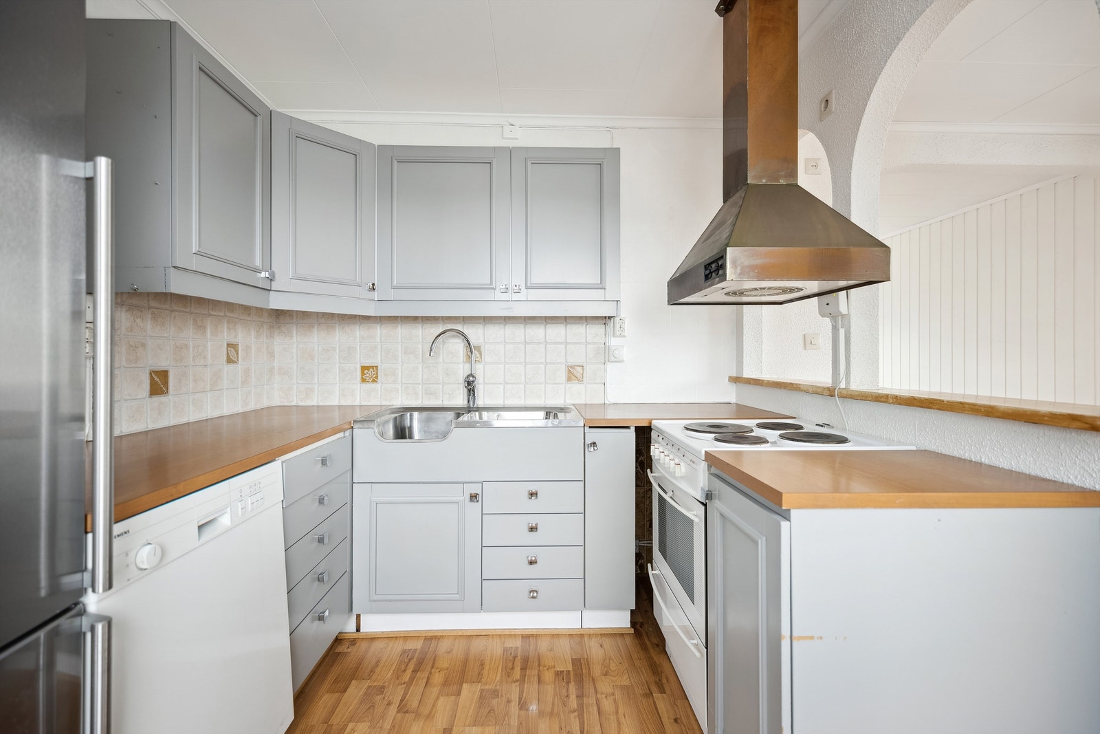 Det er godt med benkeplass og avsatt plass til hvitevarer. Galleribilde