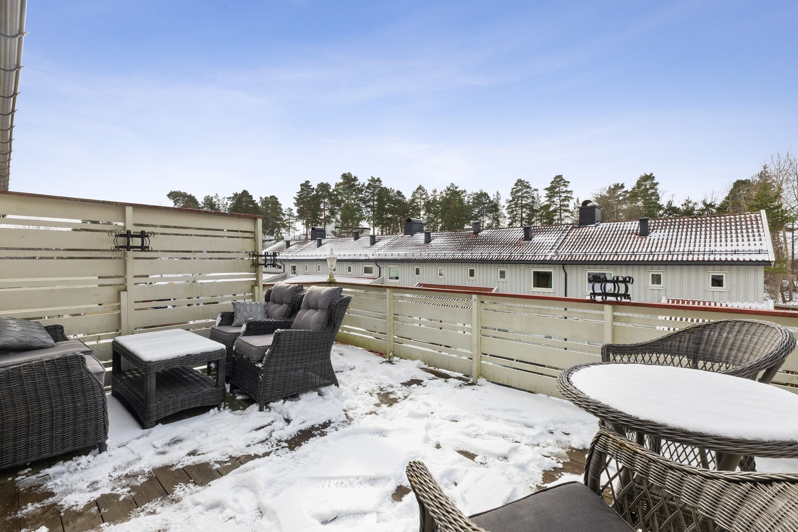 Romslig, vestvendt balkong med plass til både sittegruppe og spisebord. Galleribilde