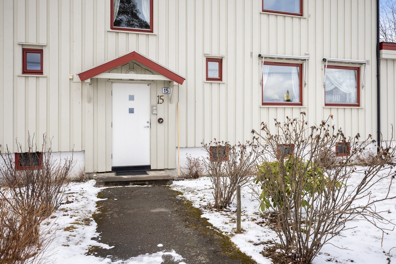 Velkommen inn! Leiligheten ligger i 2. etasje oppe til høyre. Galleribilde