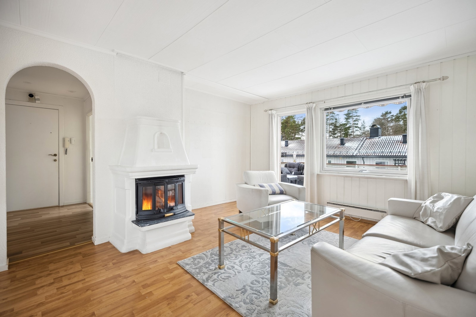 Veggene er malt i en lys farge og på gulvet er det laminat. Galleribilde