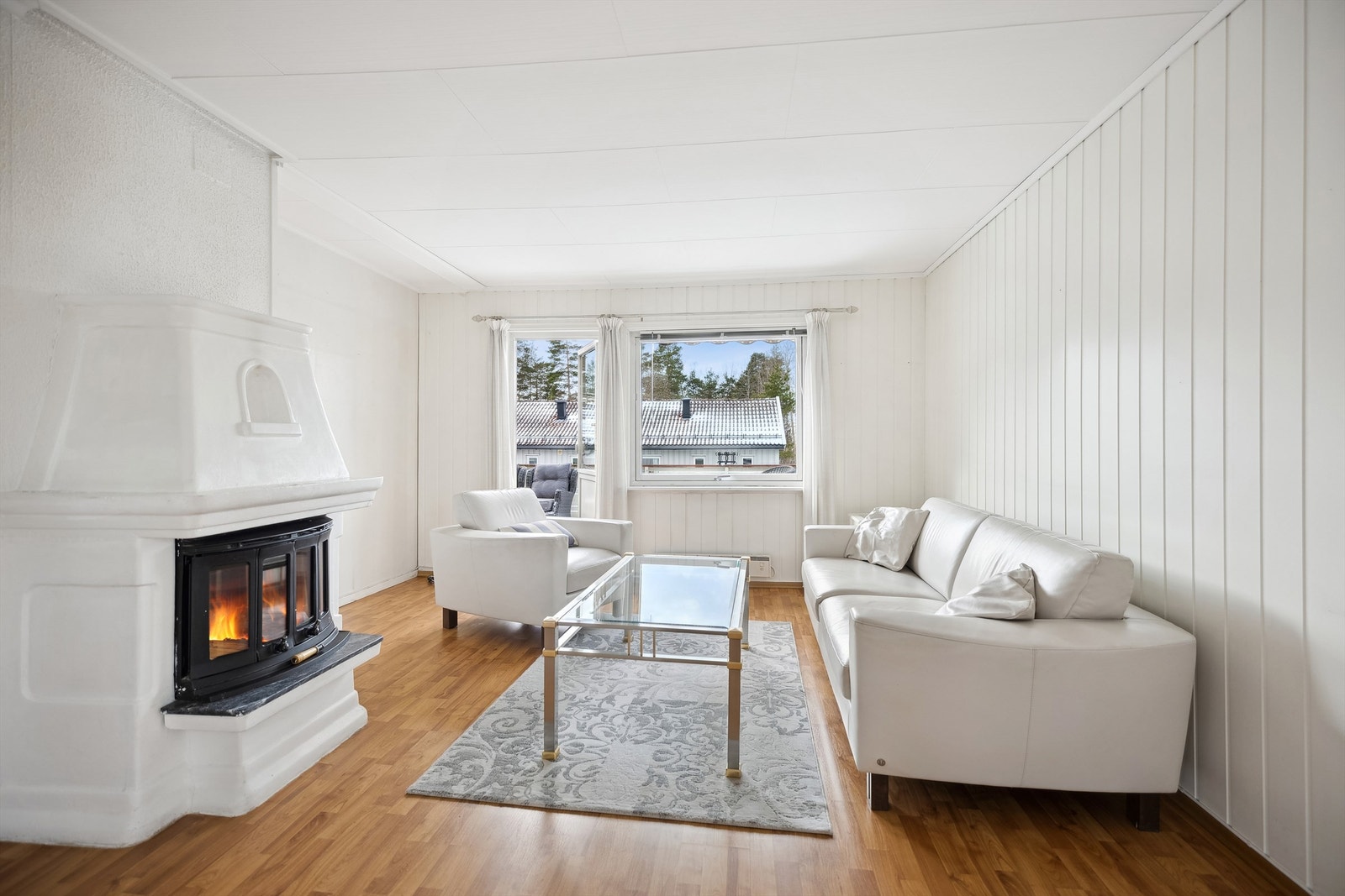 Lys og hyggelig stue med plass til sofagruppe og spiseplass. En fin peisovn gir god varme og en koselig atmosfære på kjølige kvelder Galleribilde