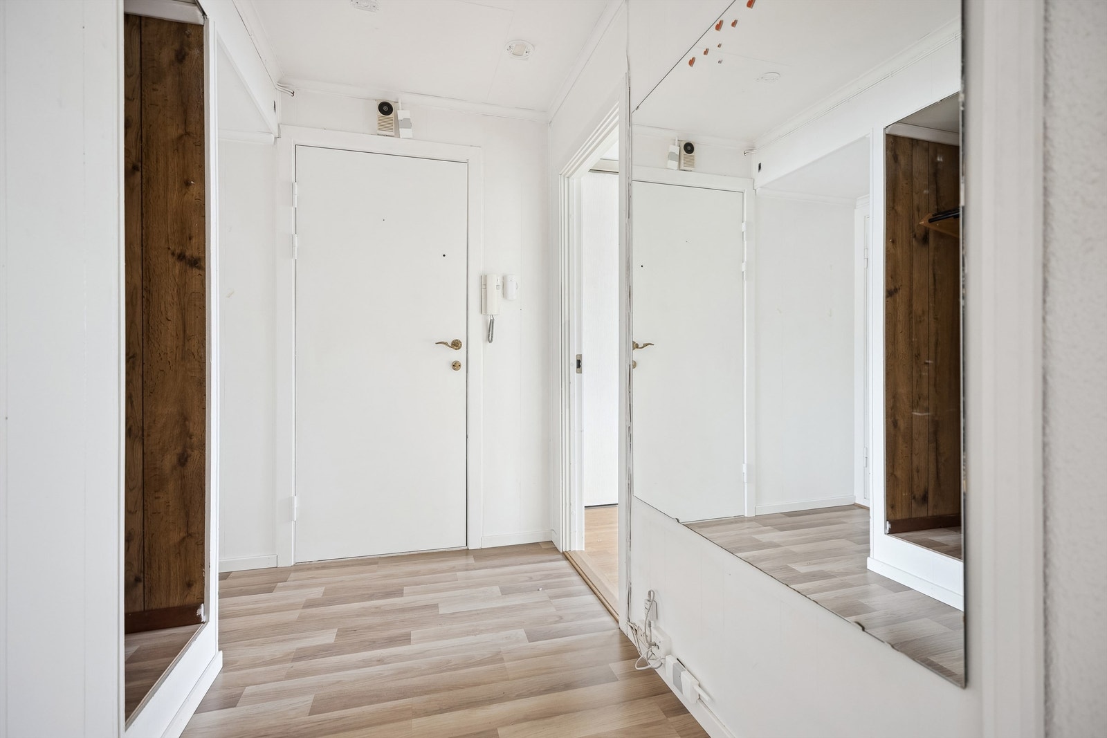 Lys entré med god plass for yttertøy og sko. Galleribilde