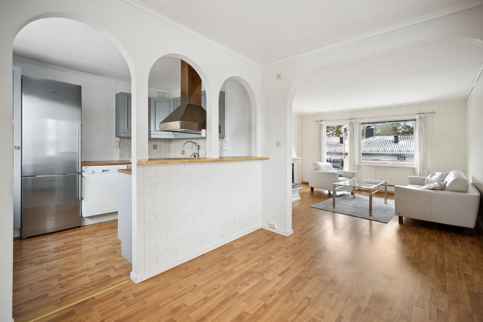 Stuen ligger i delvis åpen løsning med kjøkkenet, og danner et flott allrom med flere muligheter for møblering. Galleribilde