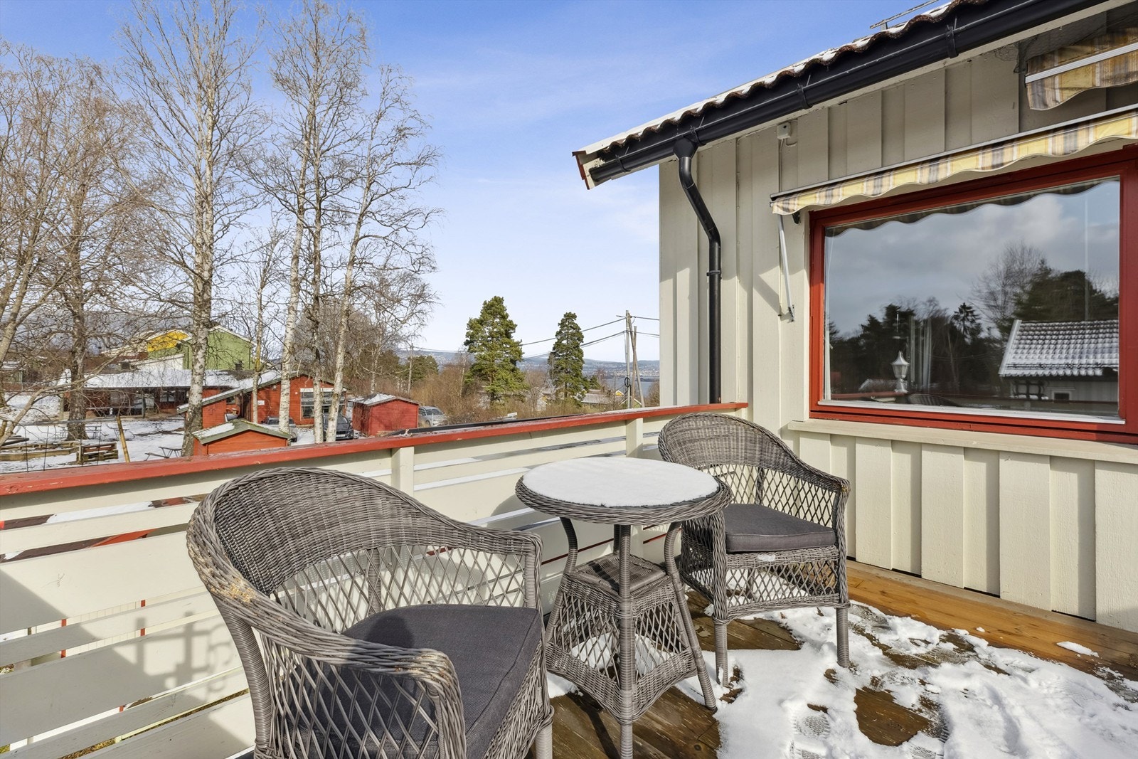 Vestvendt stor balkong - Her er alt lagt til rette for å tilbringe sommerhalvåret utendørs. Galleribilde