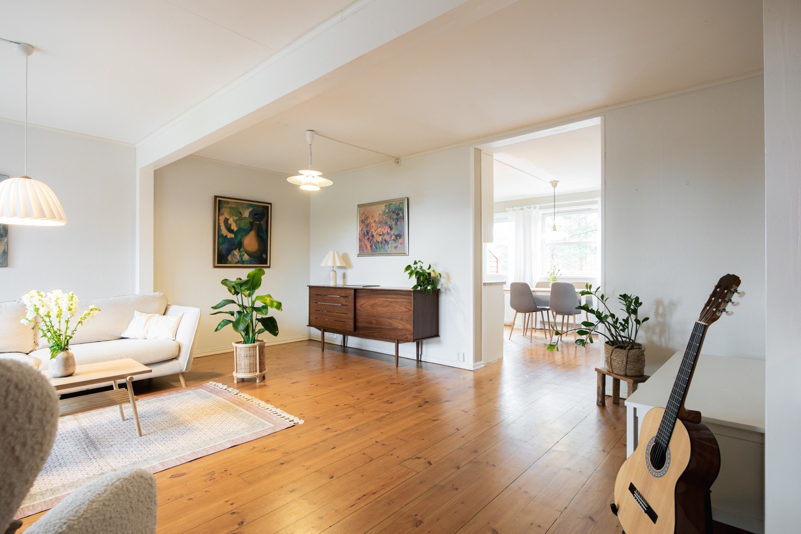 Veggene er malt i moderne, tidsriktige farger, og tregulvet tilfører både varme og karakter til rommet. Galleribilde