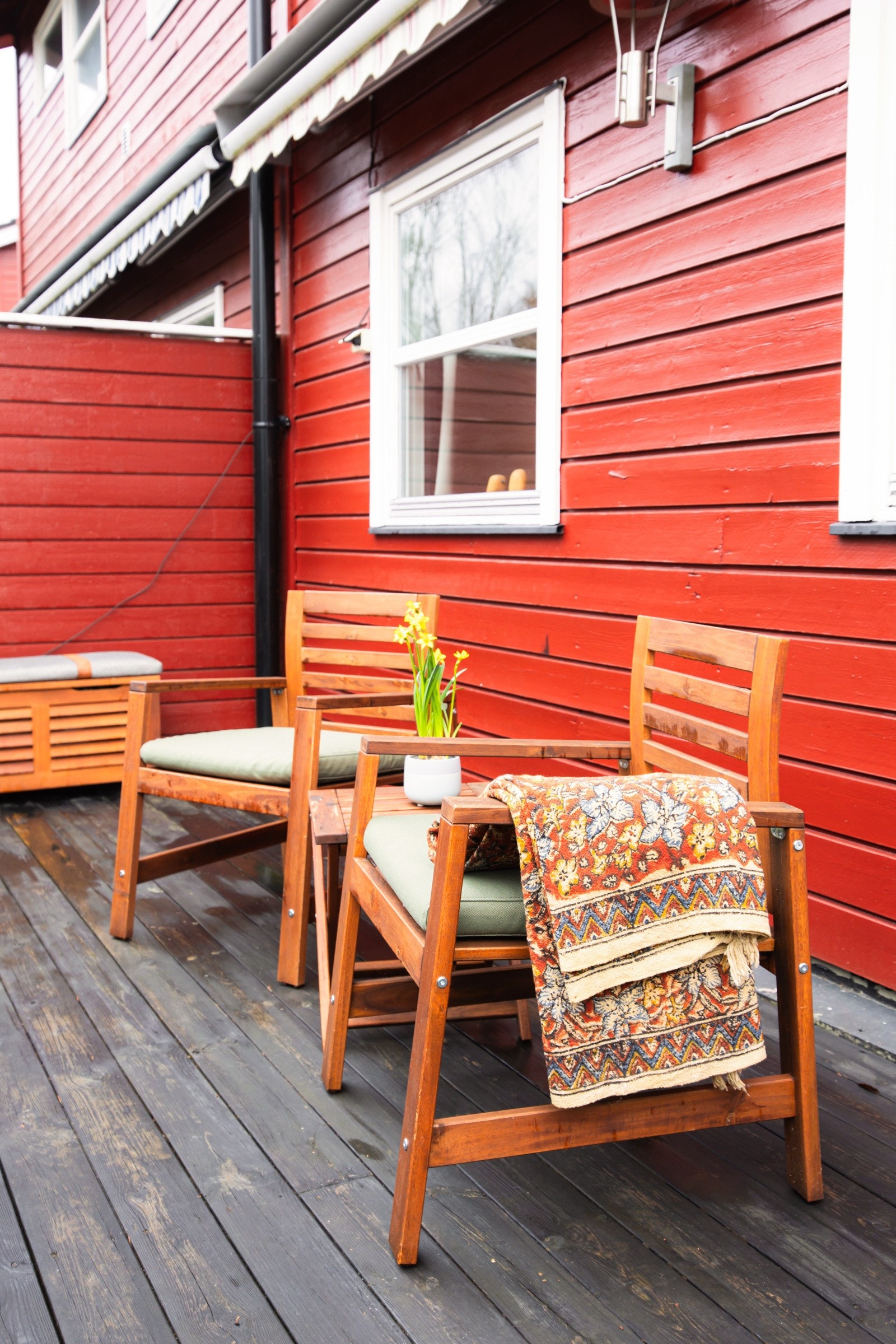 Her kan du nyte morgenkaffen i rolige omgivelser, mens markisen gir behagelig skygge på varme dager. Galleribilde