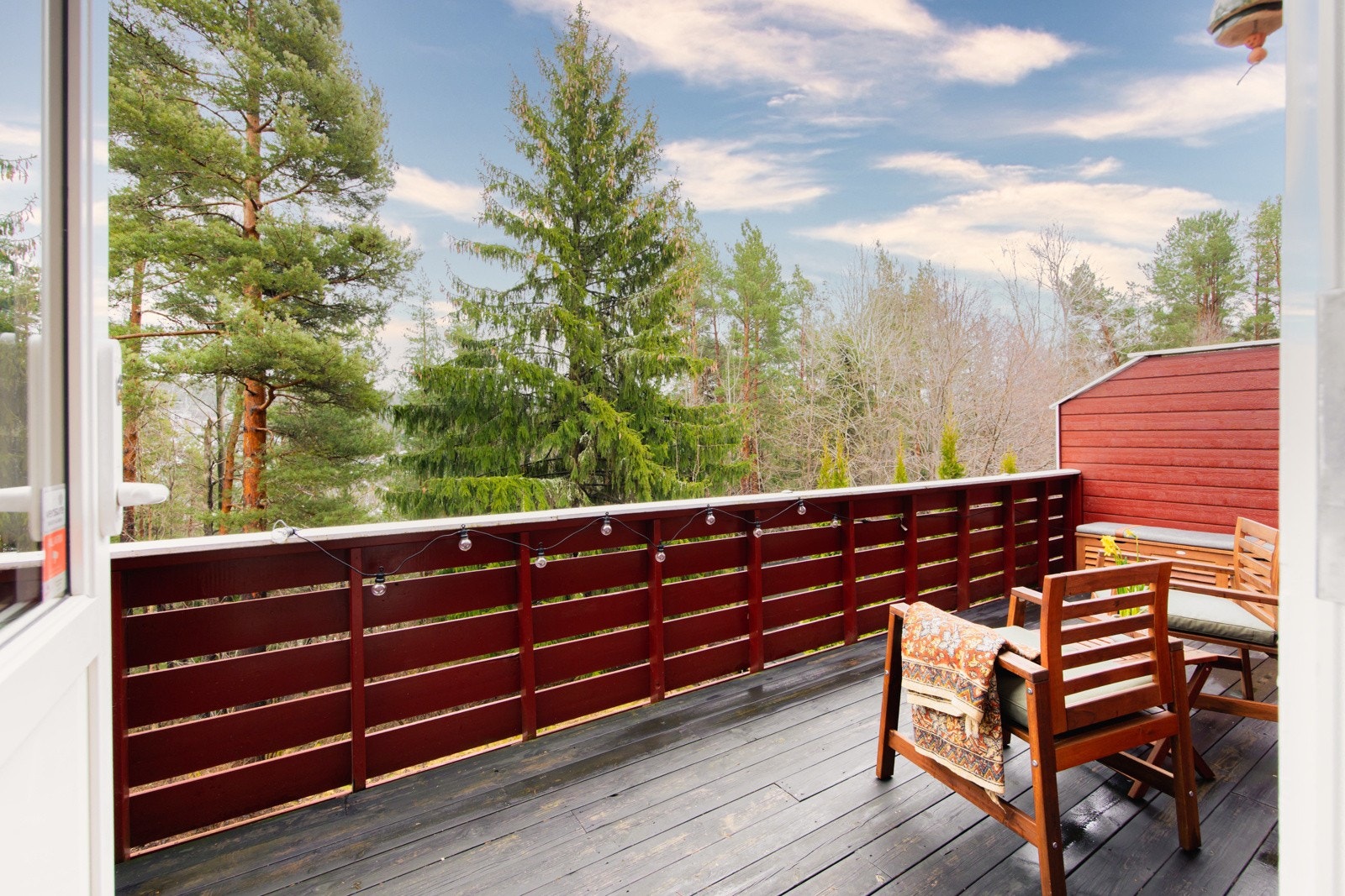 Boligen har flotte uteområder som gir gode muligheter for å nyte livet utendørs. Galleribilde