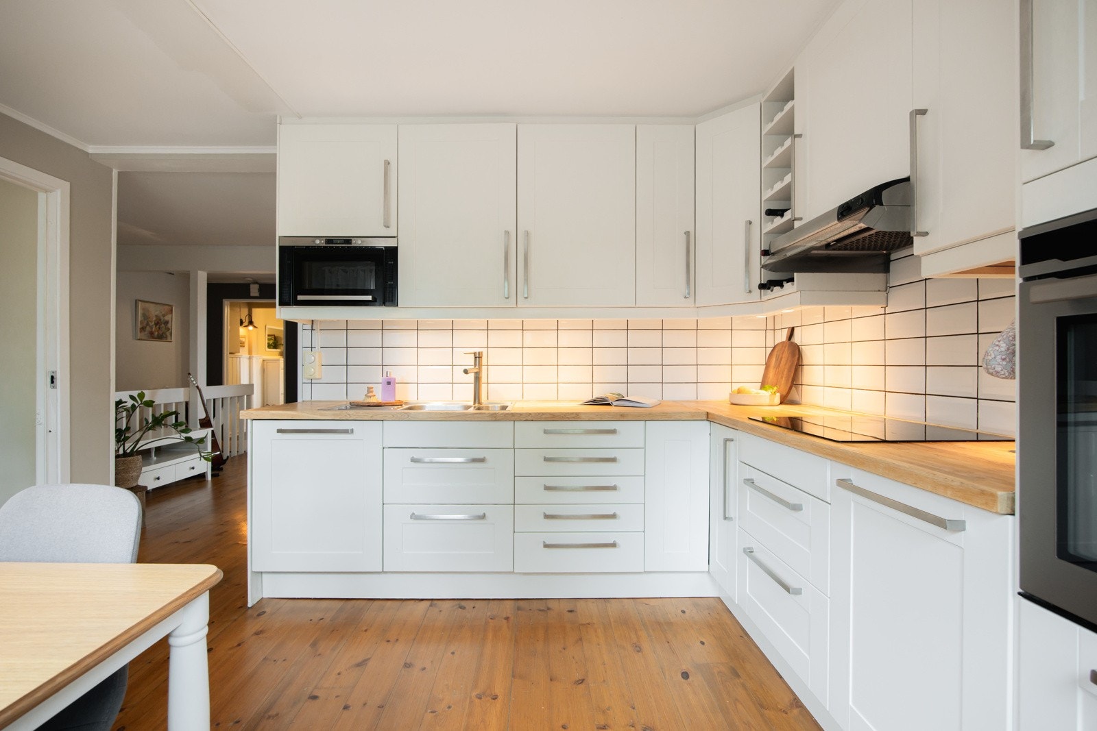 Det funksjonelle L-formede designet sørger for en effektiv utnyttelse av plassen, samtidig som det gir rikelig med både benke- og skapplass. Galleribilde