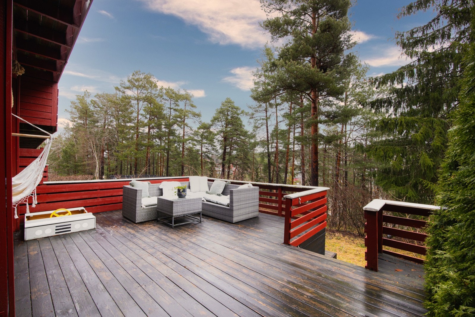 Fra hovedsoverommet i underetasjen det det utgang til en terrasse på ca. 35 kvm. Galleribilde