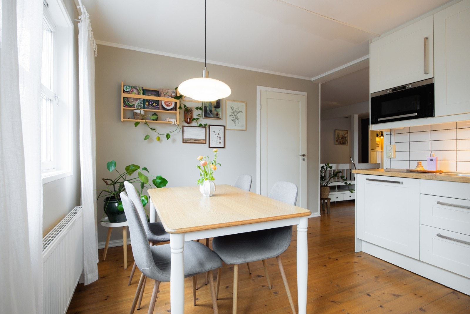 Kjøkkeninnredningen har lyse fronter og heltre benkeplater med nedfelt oppvaskkum. Galleribilde