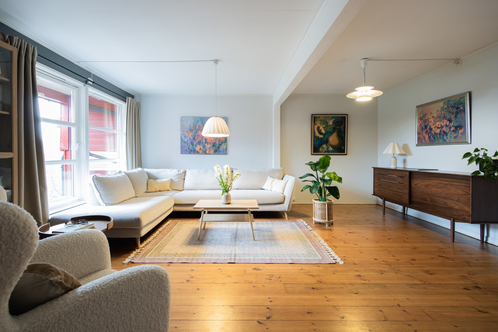 Her er det gode møbleringsmuligheter, med plass til sofagruppe, TV-anlegg og spisegruppe i ulike soner. Galleribilde