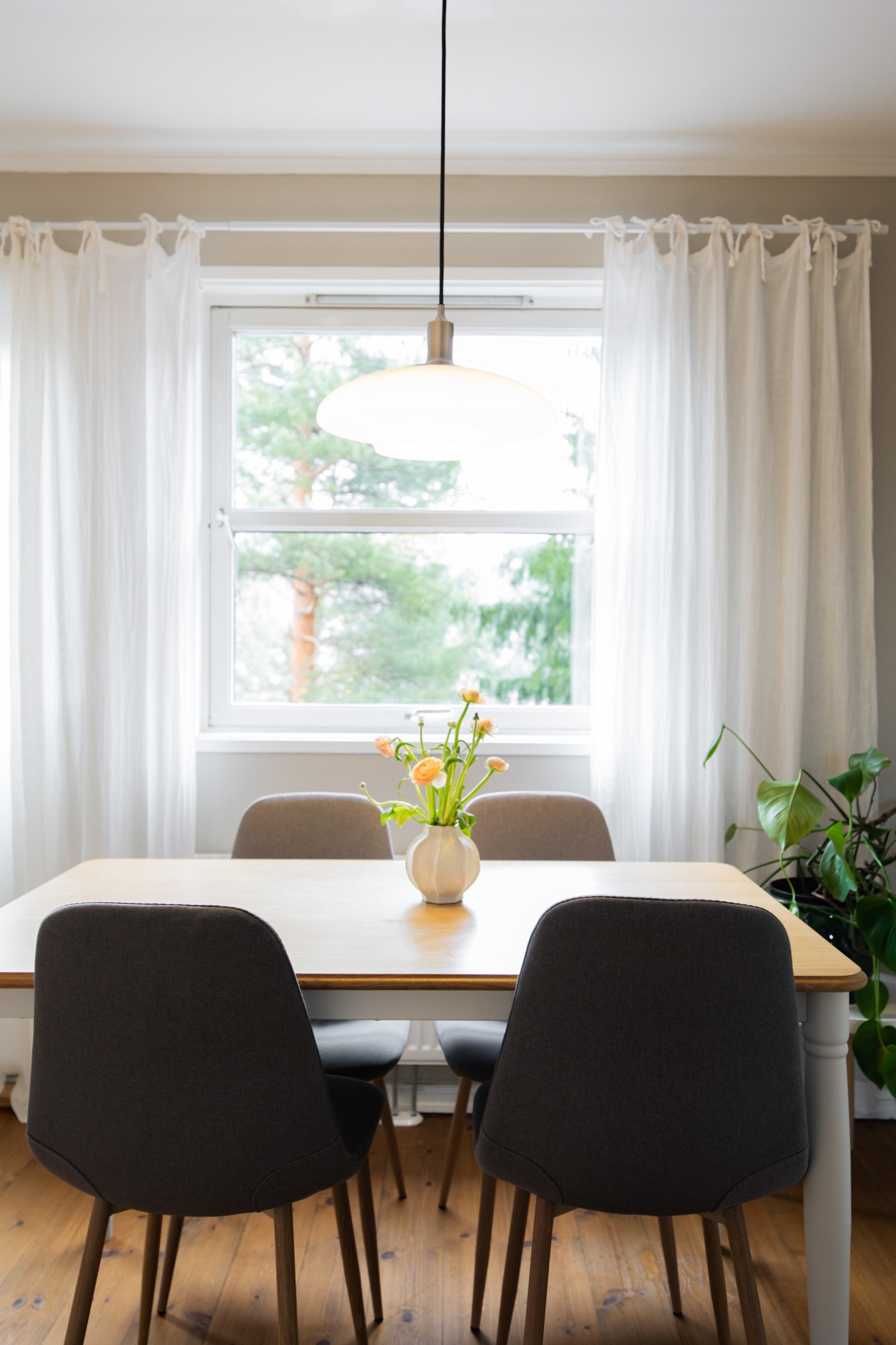 Kjøkkenet ligger adskilt fra stuen og har plass til et spisebord. Galleribilde