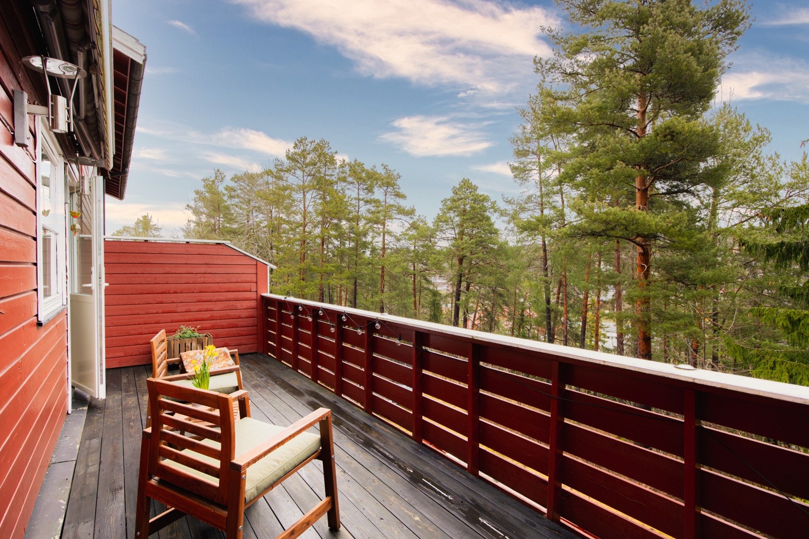 Fra kjøkkenet i første etasje er det utgang til en romslig balkong på ca. 13 kvm. Galleribilde