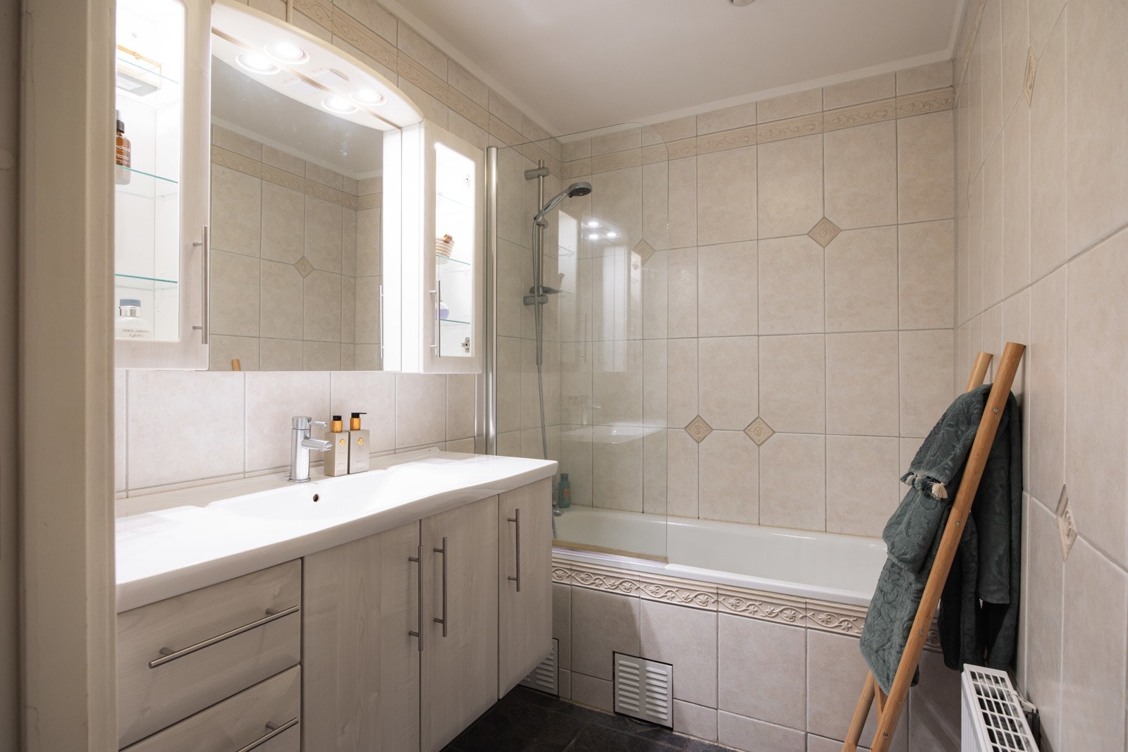 Boligen byr på et bad, et toalettrom og et separat vaskerom. Galleribilde