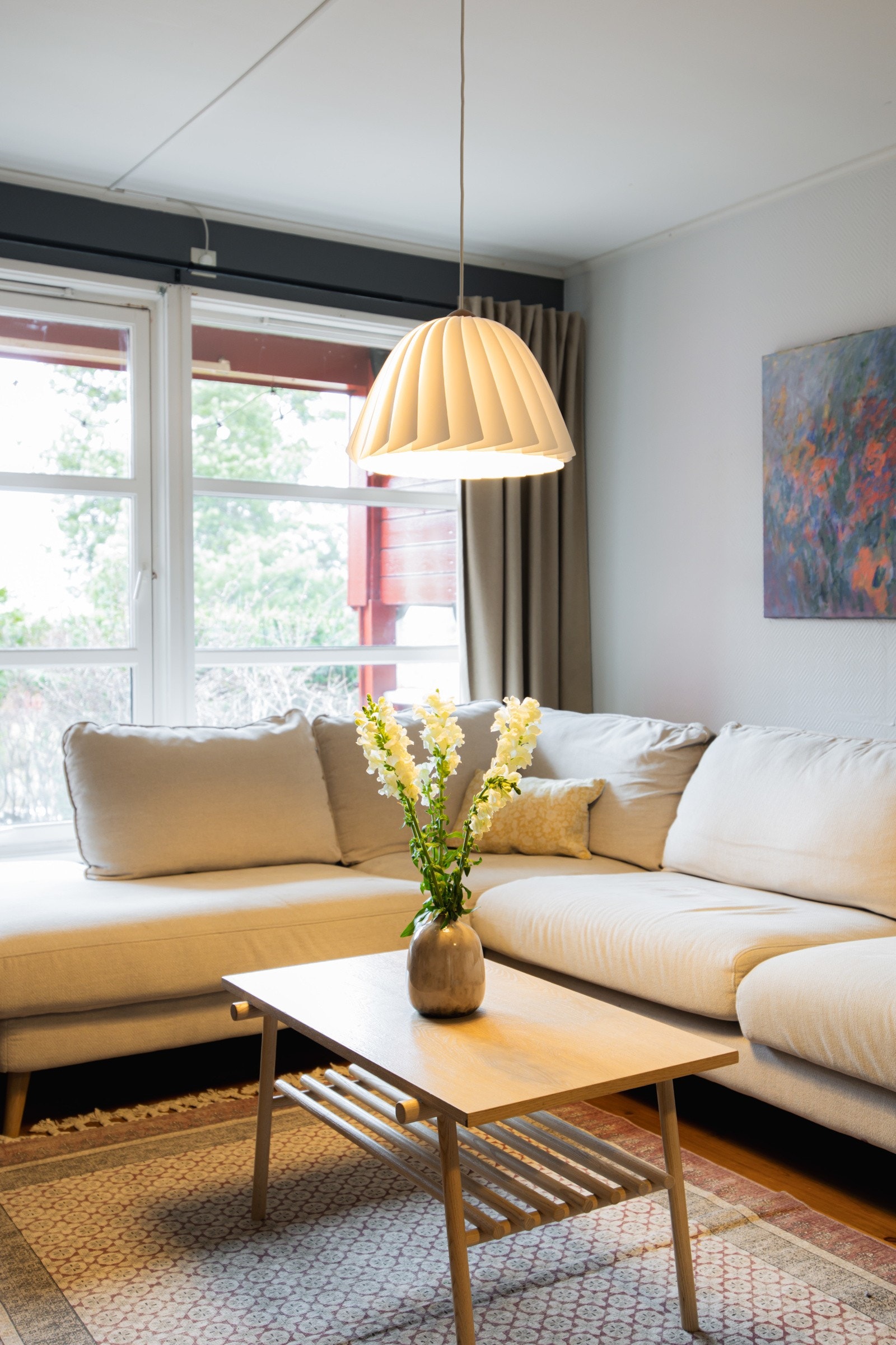 Store vindusflater slipper inn rikelig med naturlig lys og skaper en luftig og innbydende atmosfære. Galleribilde