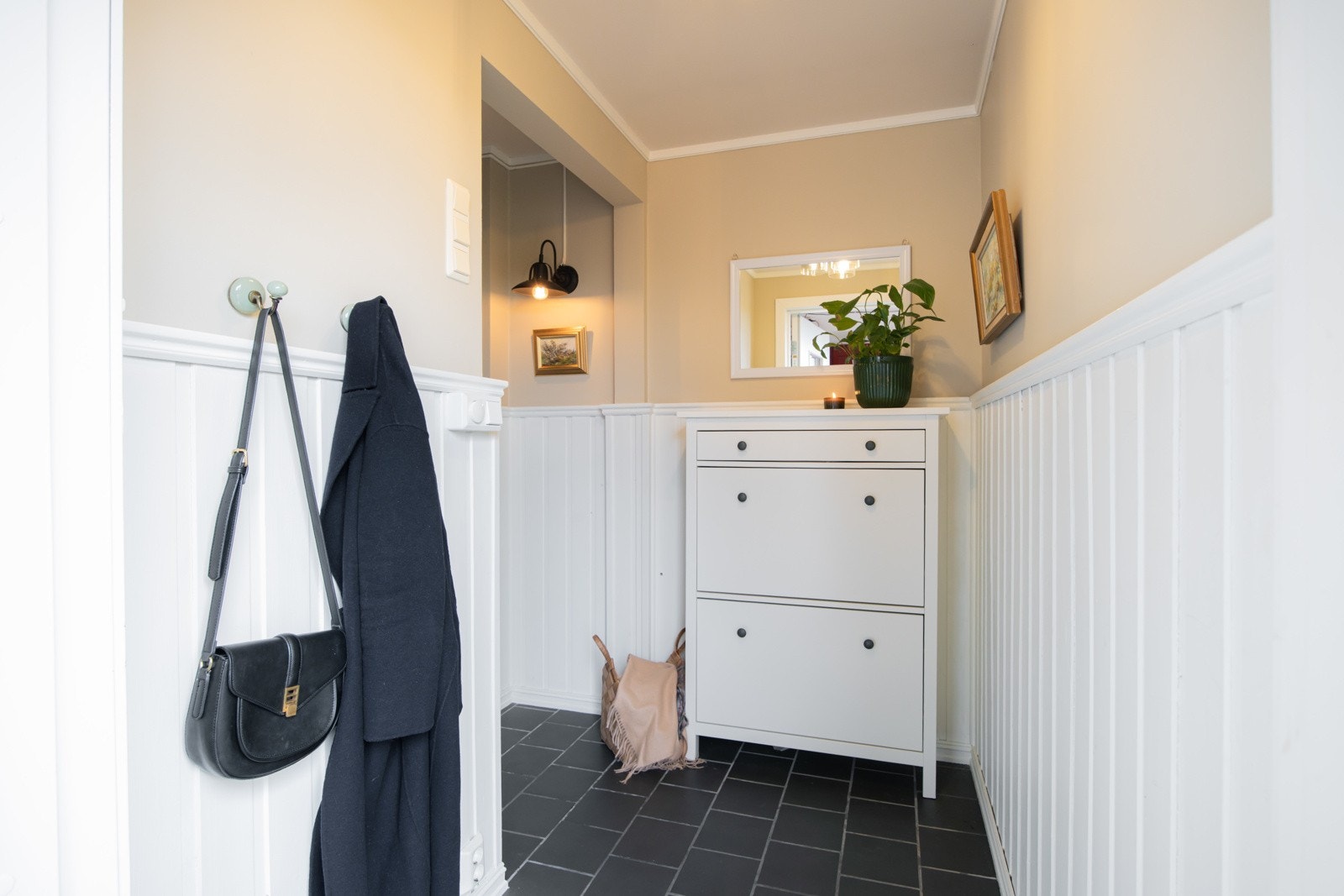 Her er det plass til ulike garderobeløsninger for oppbevaring av ytterklær, sko og annet utstyr. Galleribilde