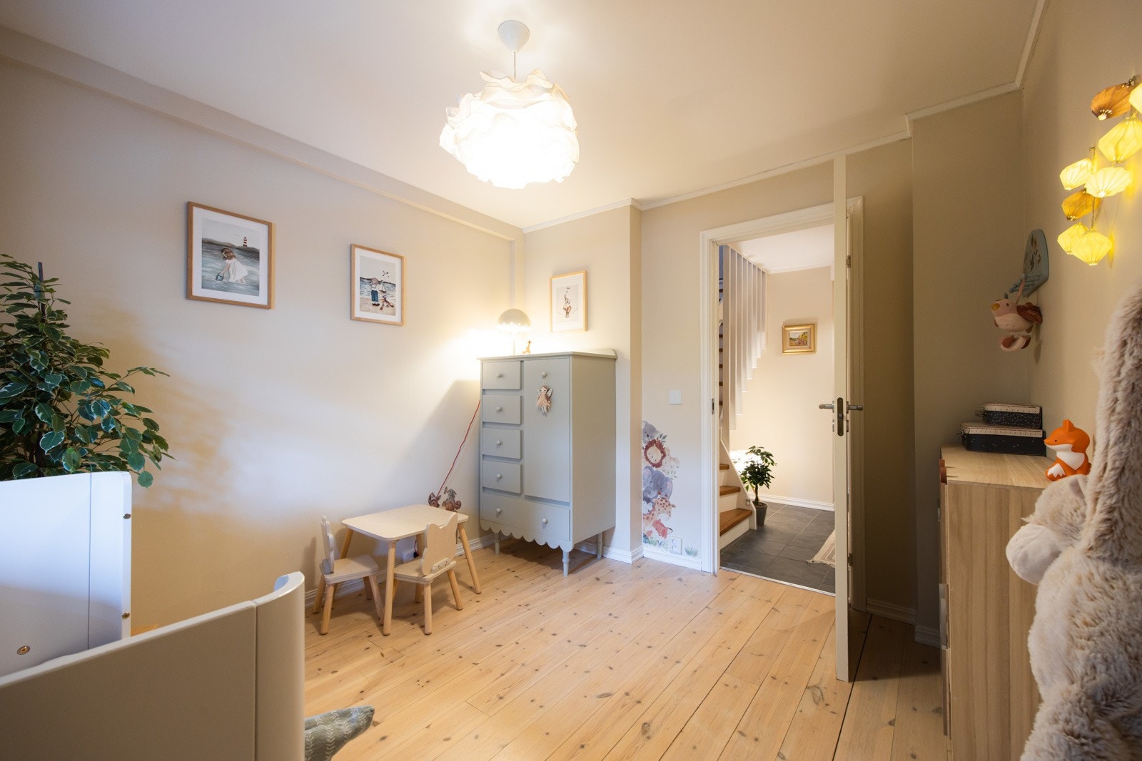 Her er det god plass til seng, nattbord og ulike garderobeløsninger. Galleribilde