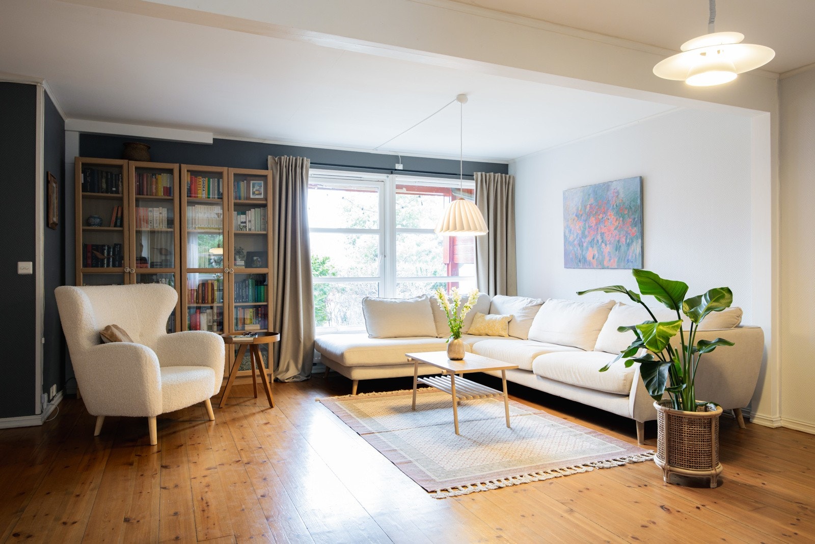 Rekkehuset har en lys og romslig stue. Galleribilde