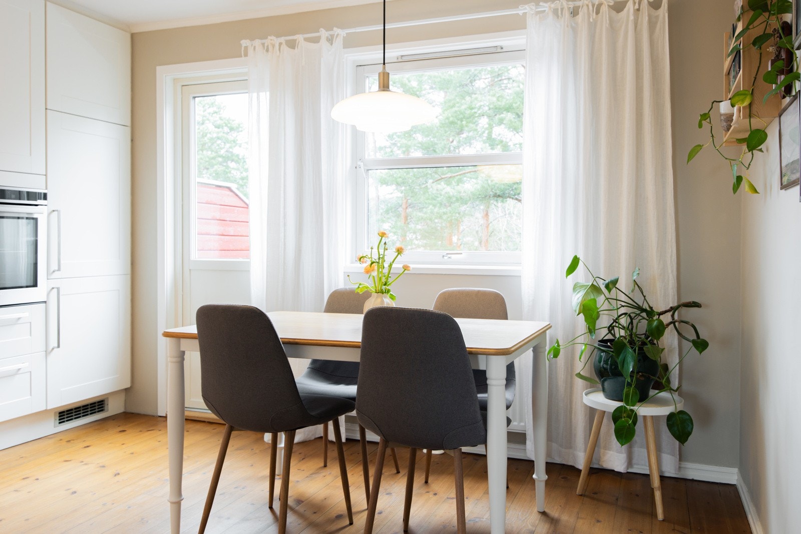 Kjøkkenet ligger adskilt fra stuen og har plass til et spisebord. Galleribilde