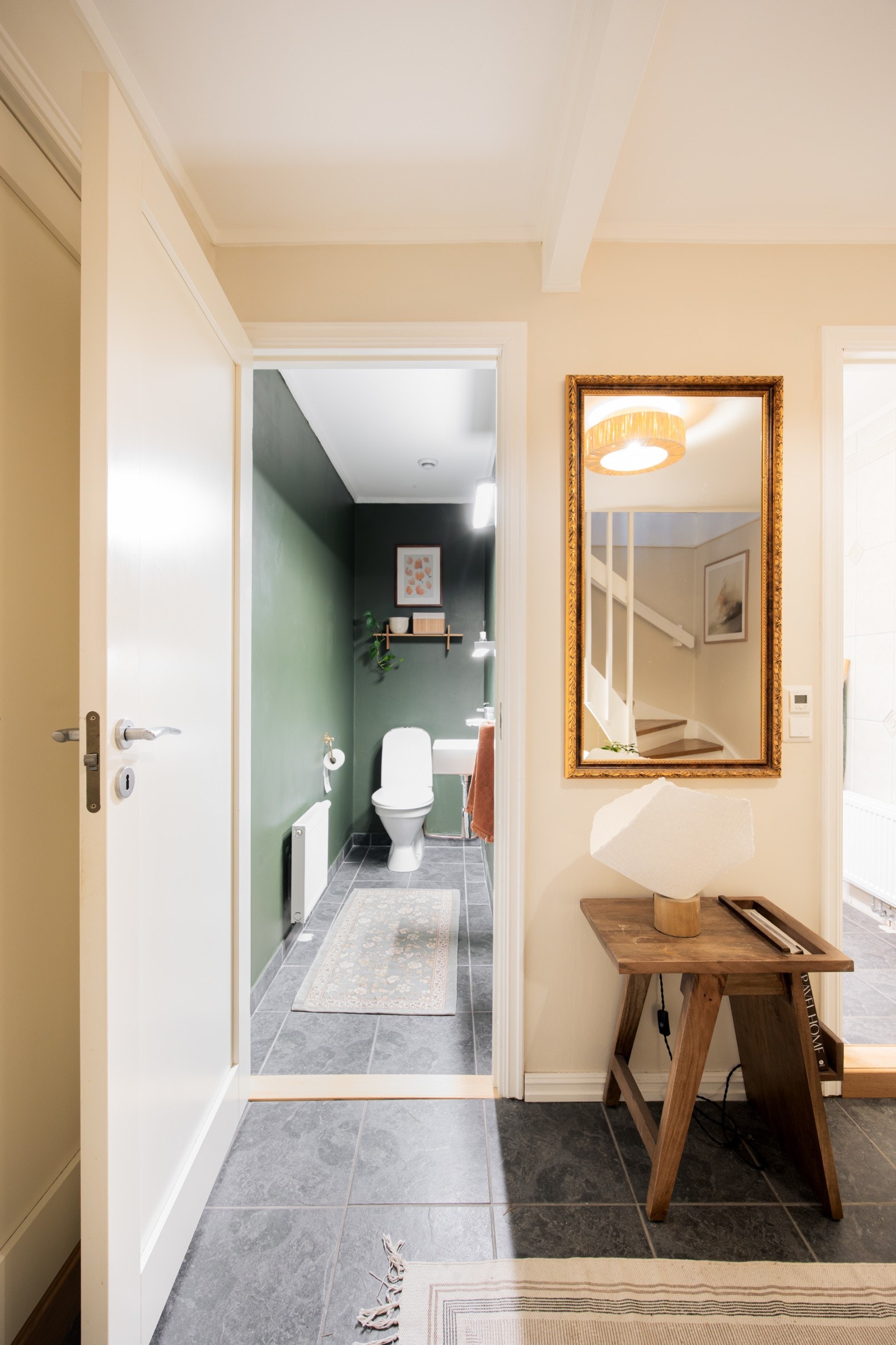 Vegg i vegg med badet finner du et eget toalettrom. Galleribilde