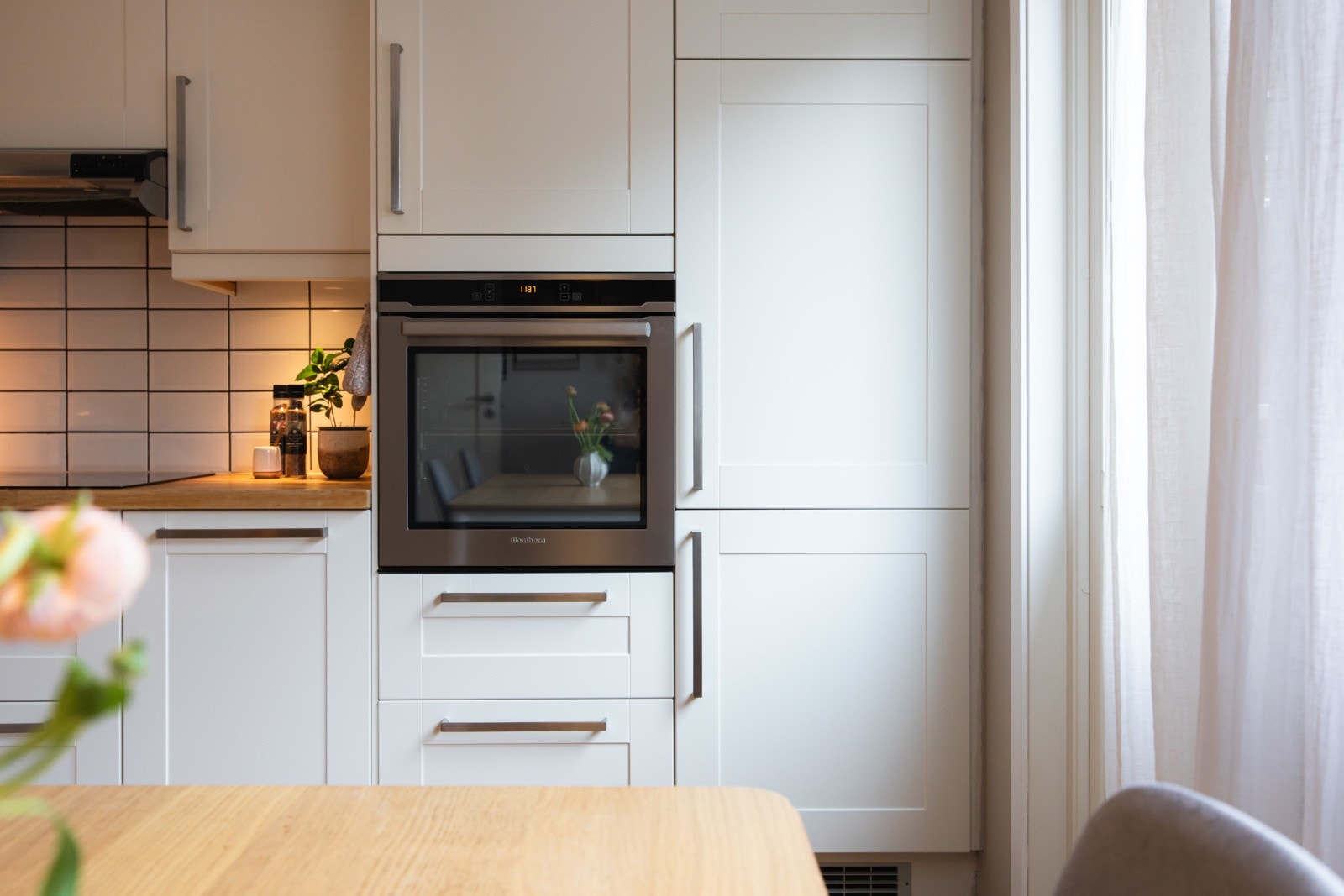 Kjøkkenet byr på integrerte hvitevarer som koketopp, komfyr, micro, oppvaskmaskin og kjøleskap med frysedel. Galleribilde