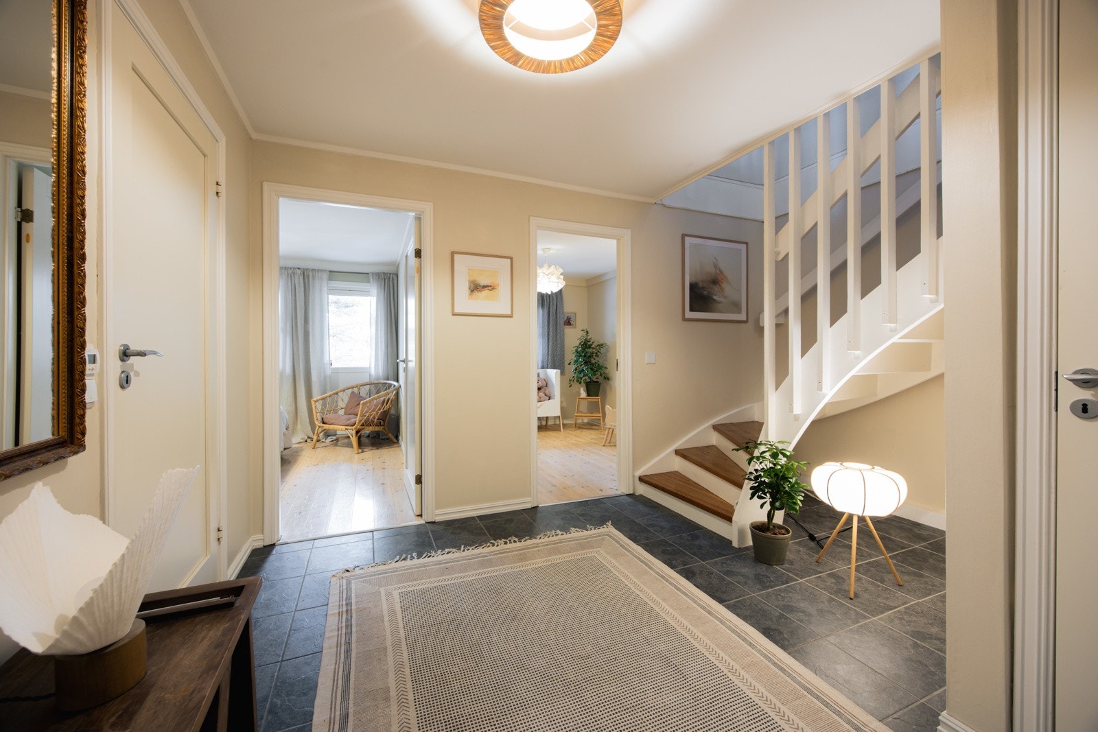 I underetasjen finner du to soverom, bad, toalettrom, vaskerom, bod og garderobe. Galleribilde