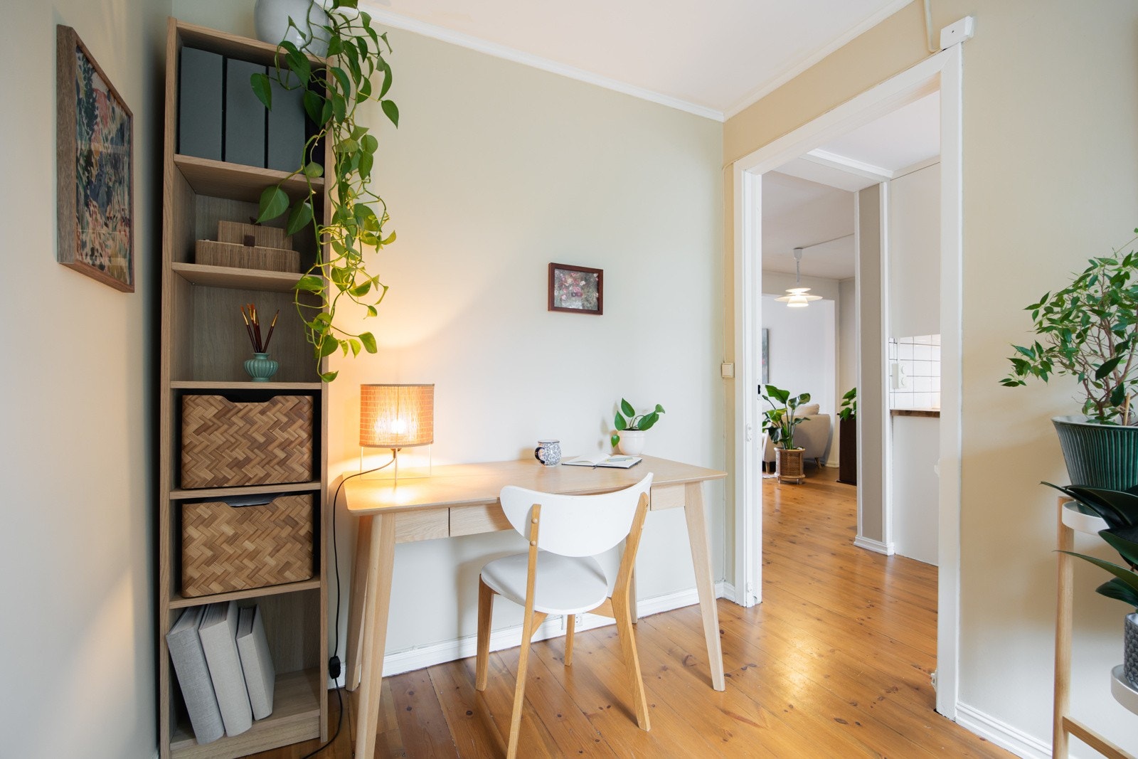 Soverommet har heltre gulv og lysmalte vegger i behagelige fargetoner. Galleribilde