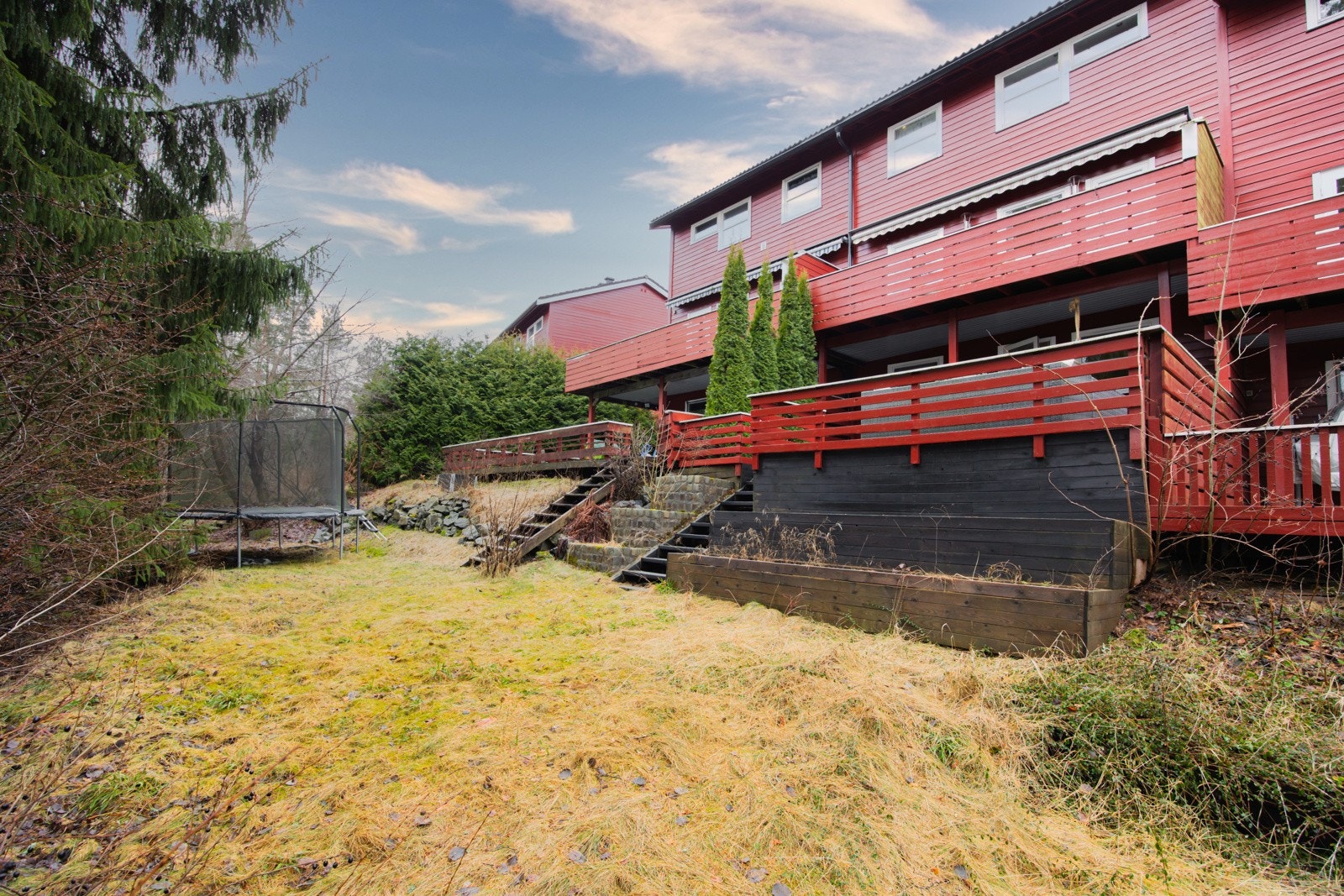 Med disse uteområdene har boligen alt som skal til for å skape fine øyeblikk utendørs. Galleribilde