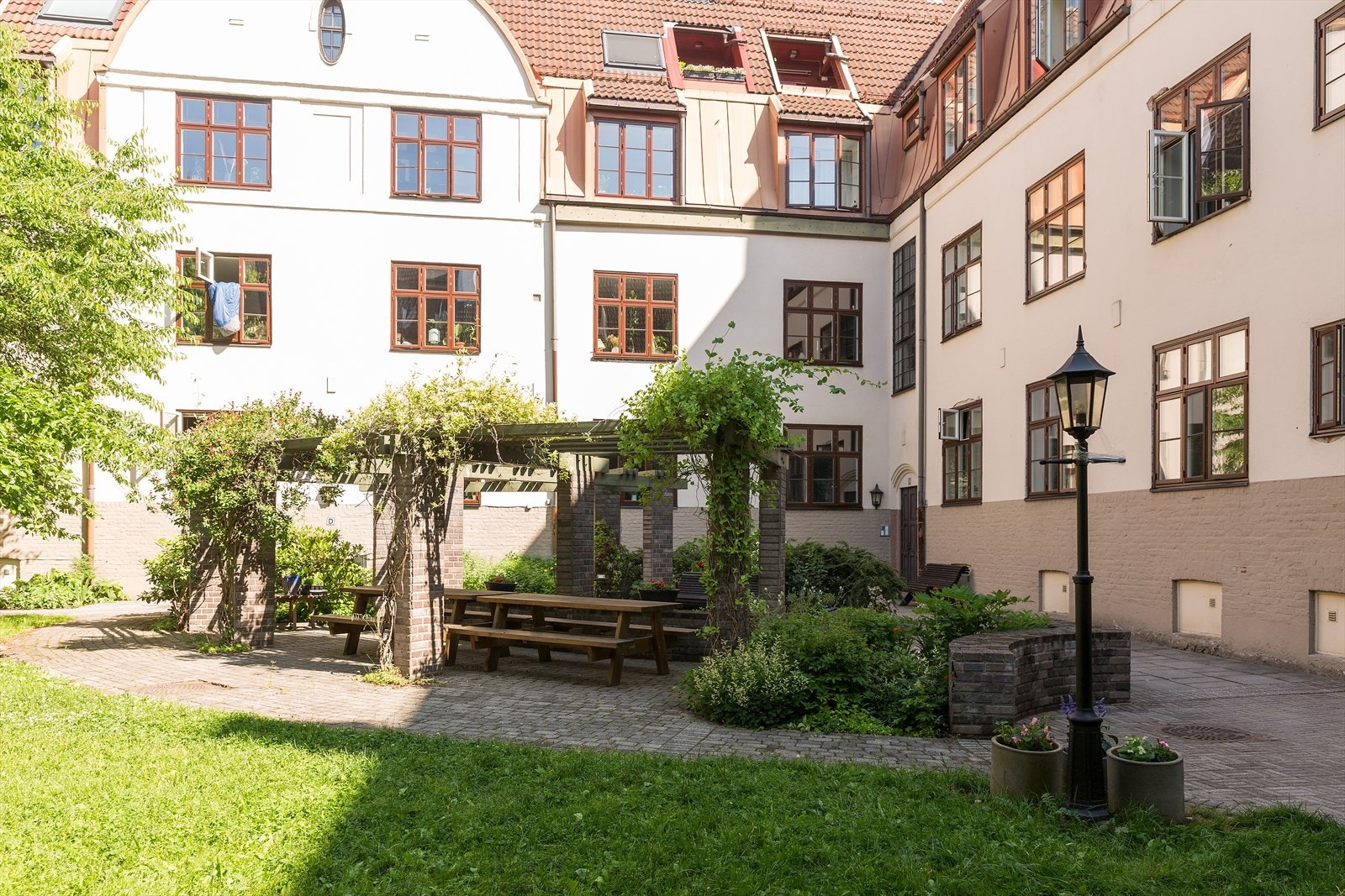 Pent opparbeidet og koselig bakgård som er består av felles hage, sittegrupper, sykkelparkering, beledningsstein, trær og beplantning. Galleribilde