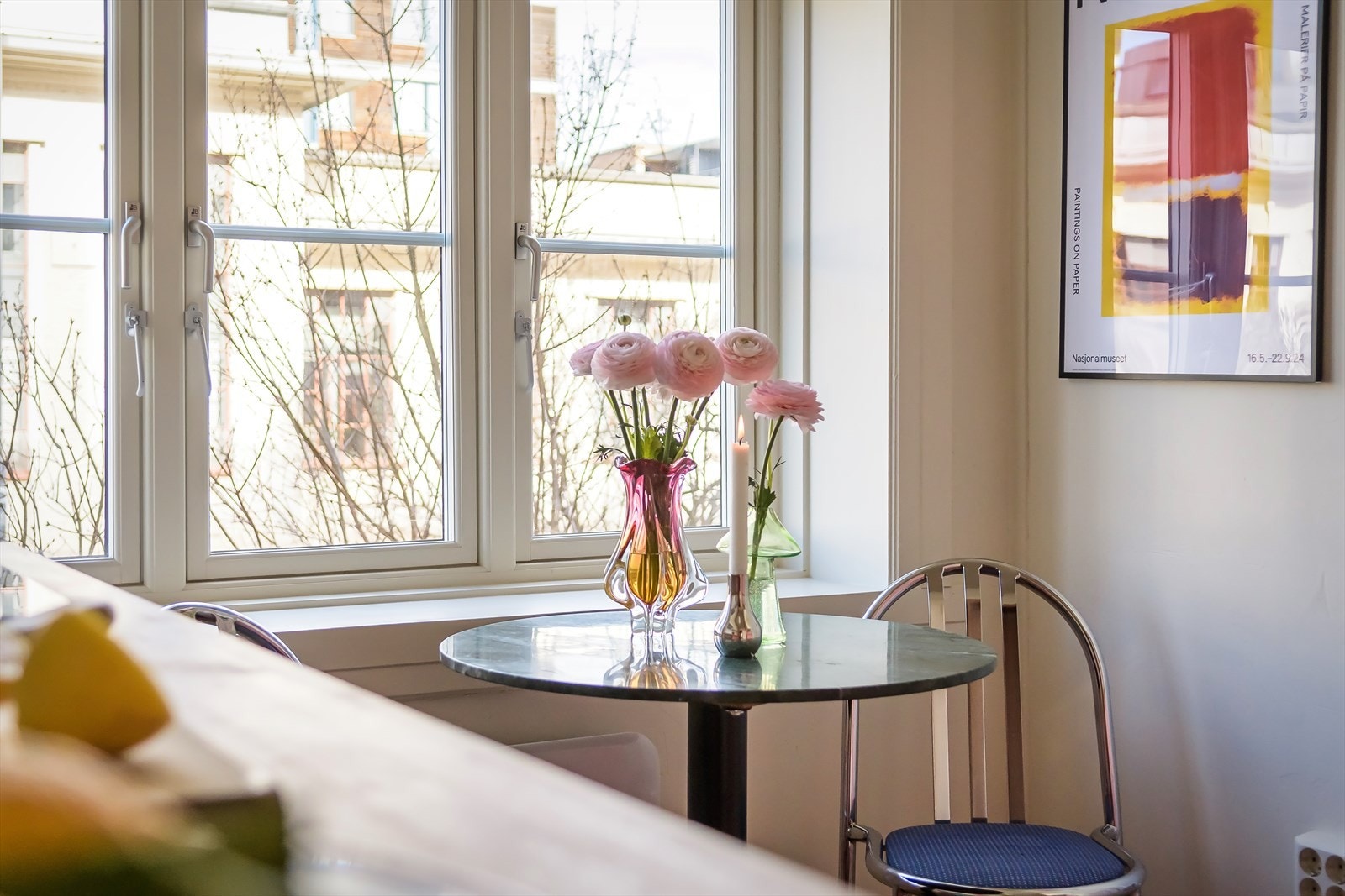 Leilighetens lyse overflater i kombinasjon med store vinduer gir en meget god og luftig romfølelse. Galleribilde