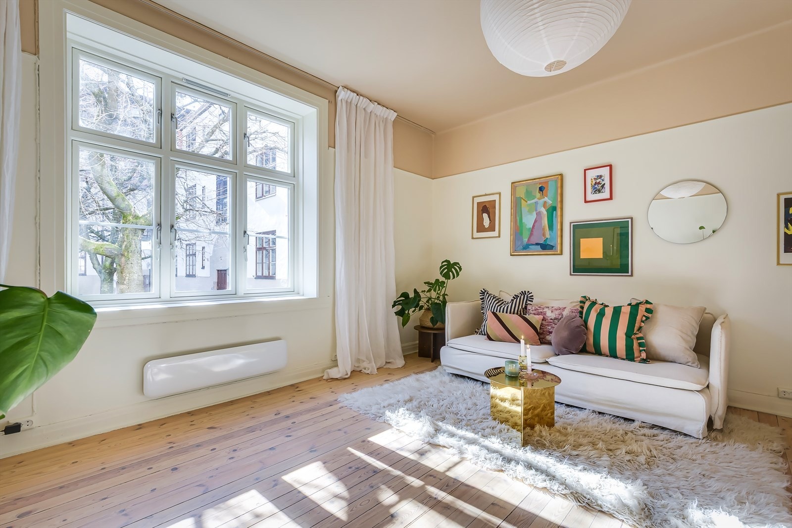 Gjennomgående leilighet med mye naturlig lys og fantastisk takhøyde. Galleribilde