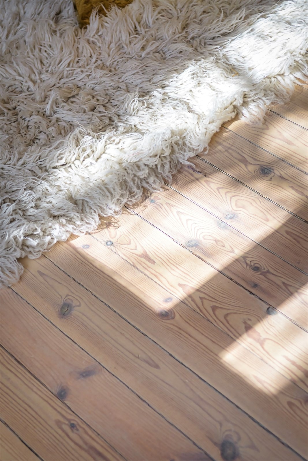 Stuen oppleves lys og møbleringsvennlig. Originalt tregulv. Galleribilde