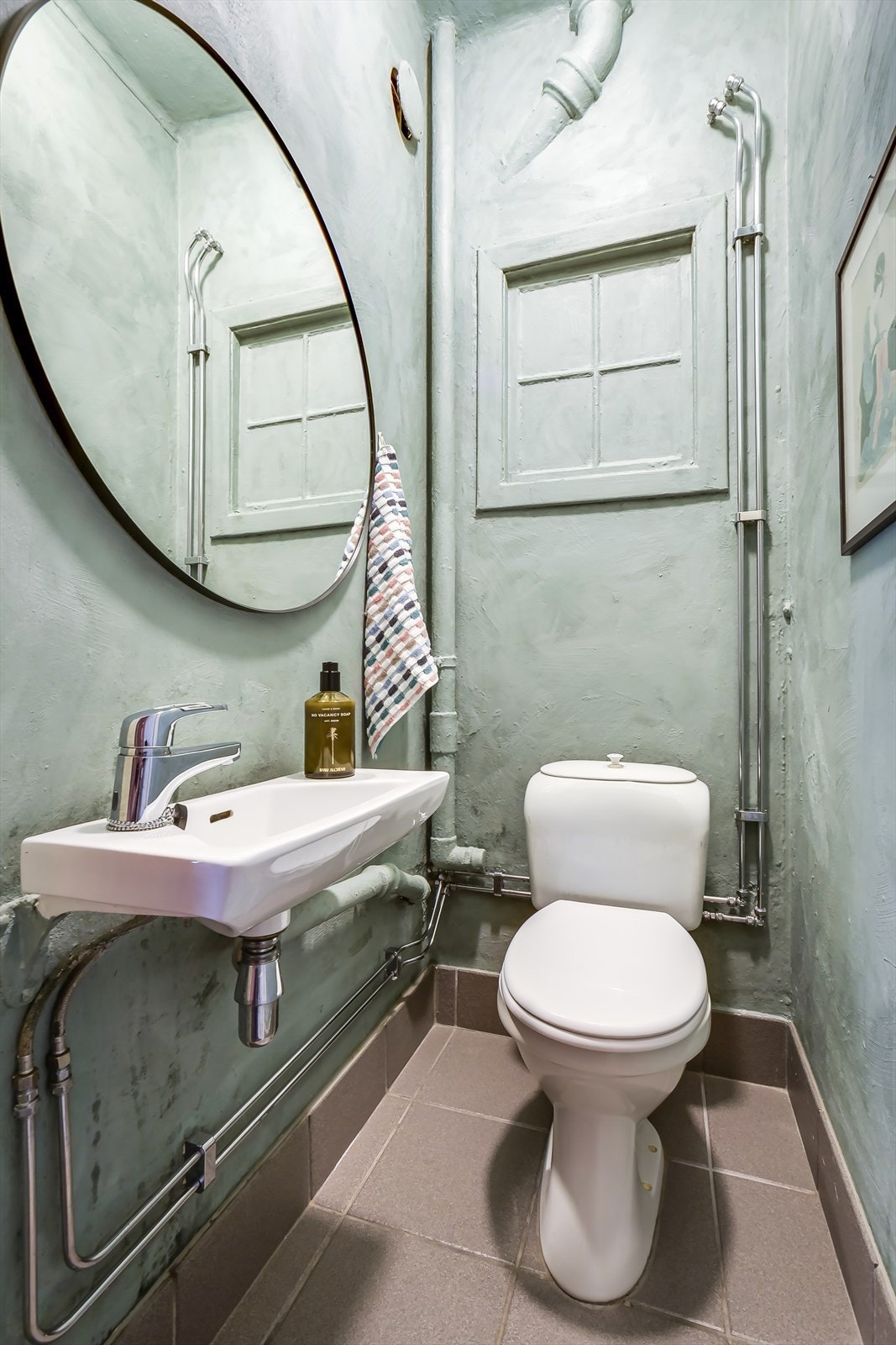 Separat wc som er innredet med wc og vask. Galleribilde