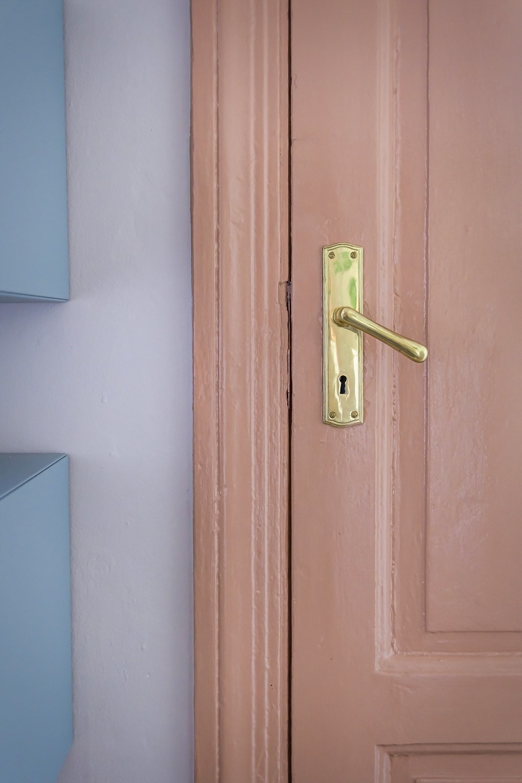 Overflatene er malt i en moderne fargepalett. Galleribilde