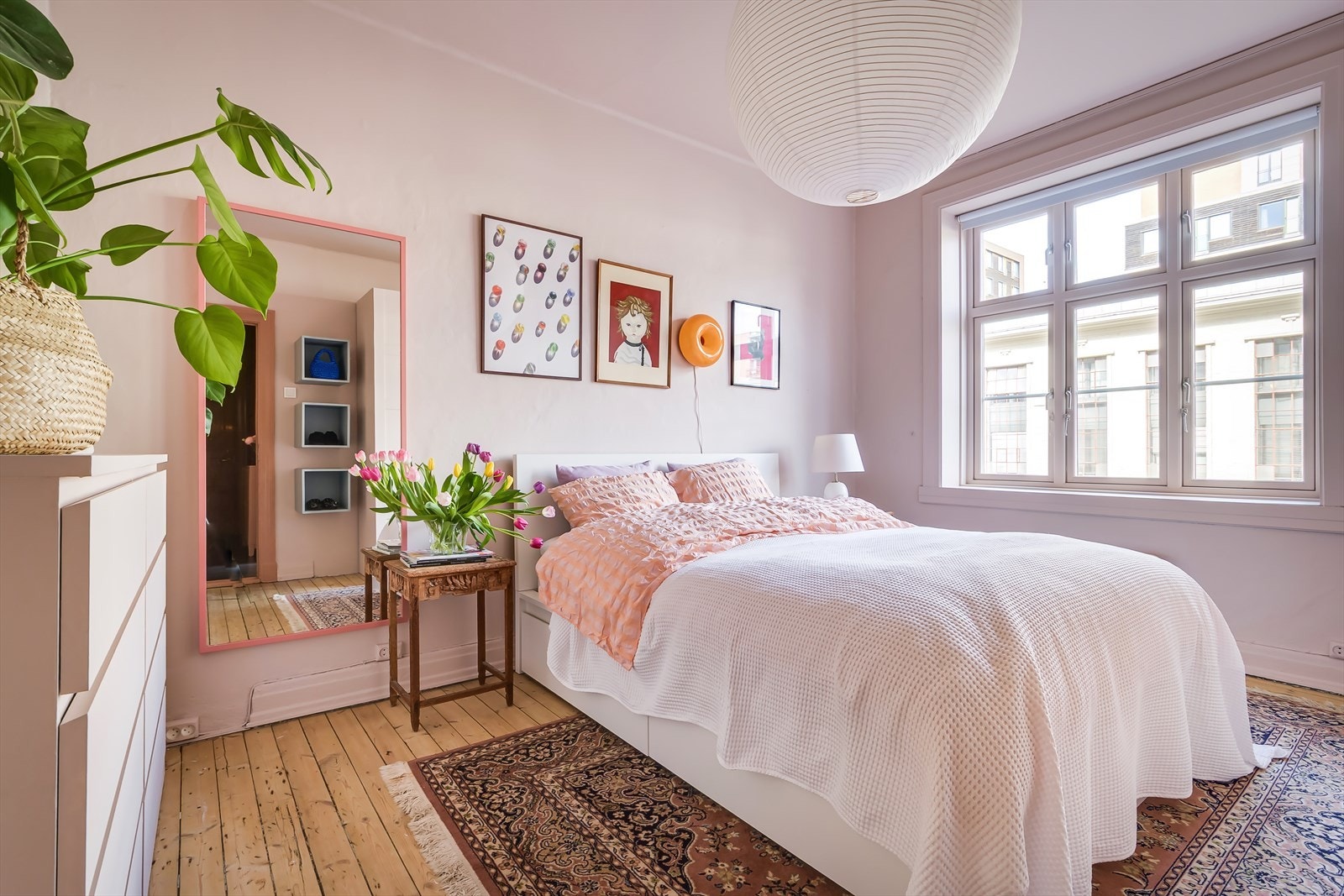 Romslig soverom med god plass til dobbeltseng og øvrig soveromsmøblement. Godt med lagring i garderobeskap på soverom. Galleribilde