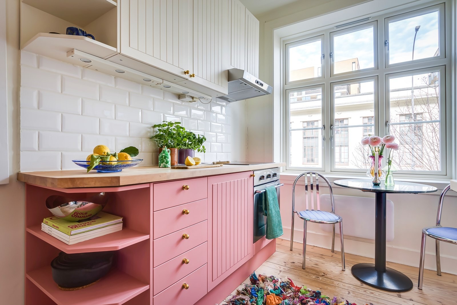 Kjøkkenet er utstyrt med integrert kjøl/frys stekeovn og keramisk koketopp(Ny i 2020) og oppvaskmaskin. Galleribilde