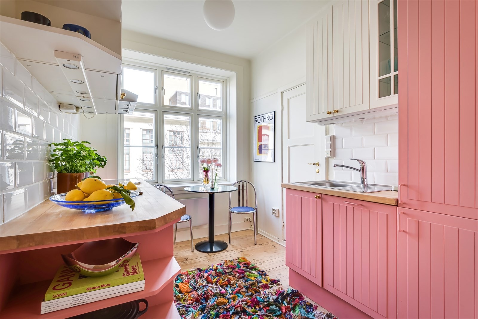 Her er det plass til et spisebord hvor en bedre middag kan nytes sammen med det inviterte selskapet. Galleribilde