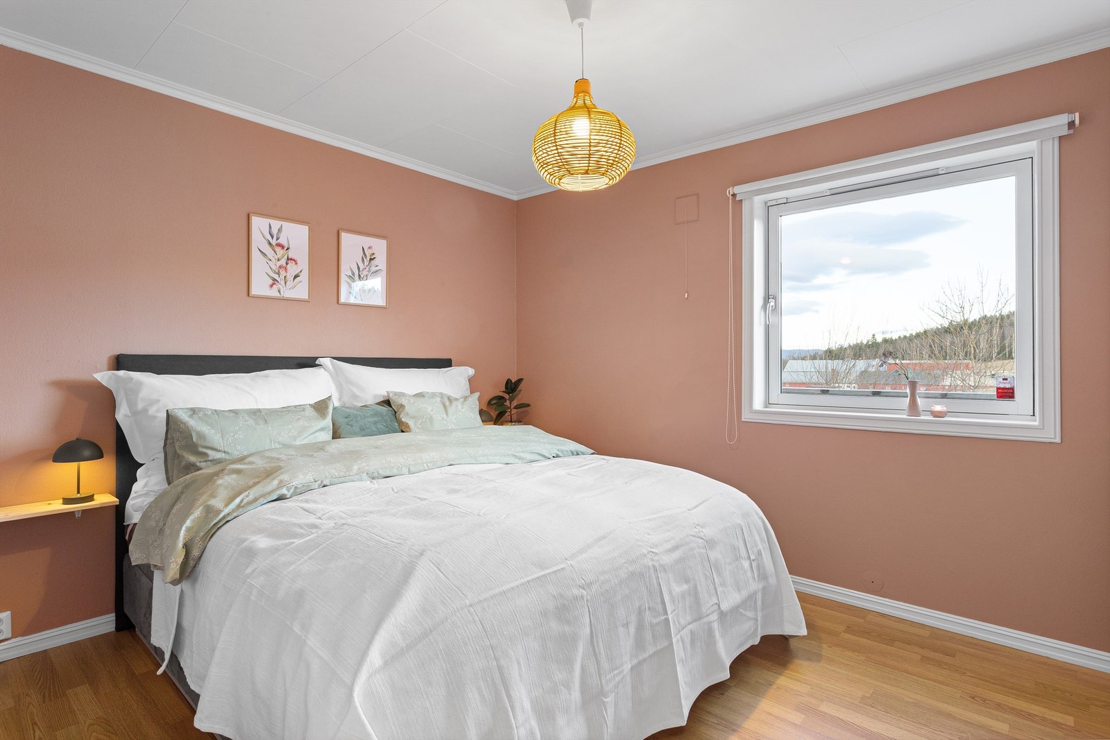 Soverom 2 med parkett på gulv, malte vegger og plater i himling Galleribilde